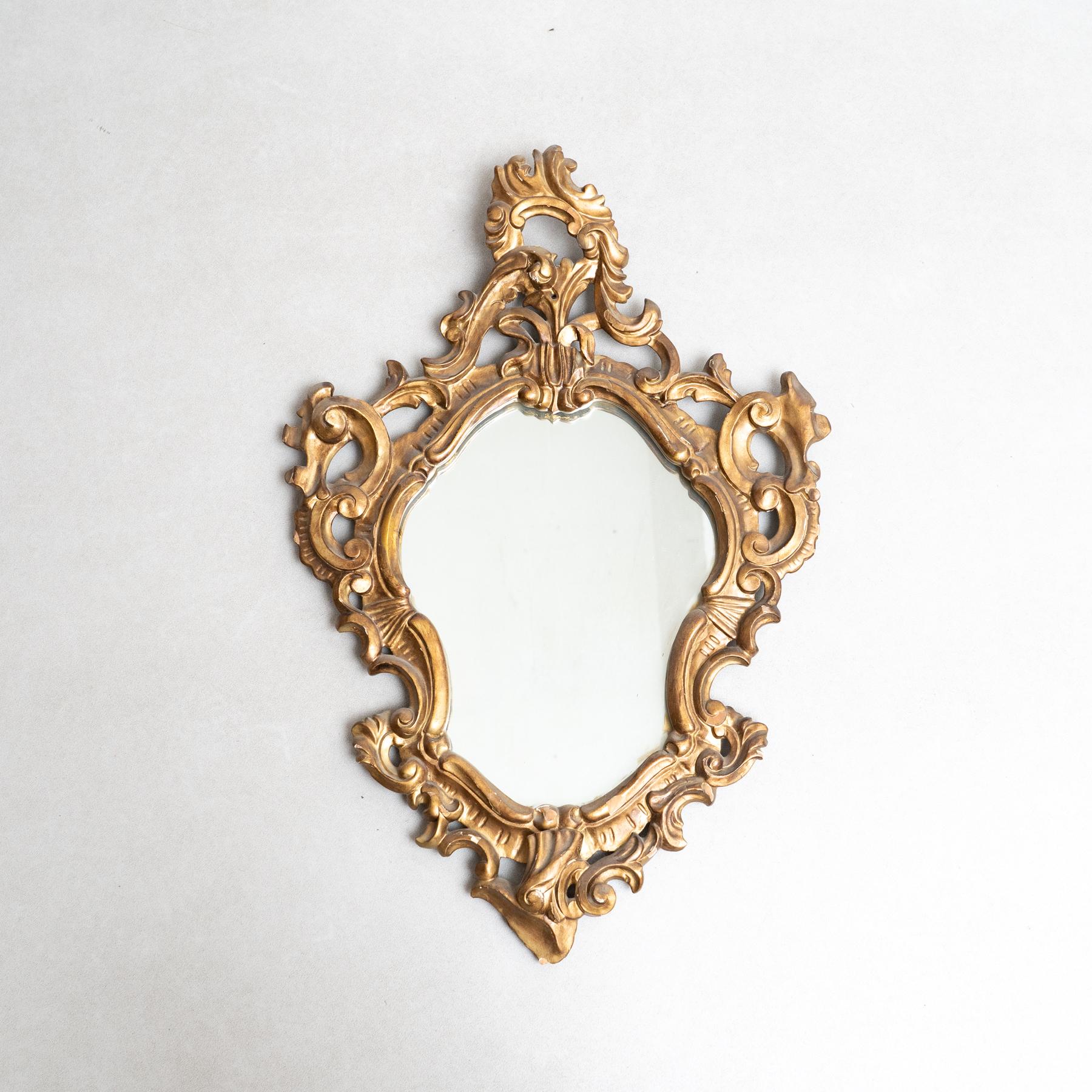 Embrassez l'élégance intemporelle de ce miroir corne d'abondance en or ancien français du 20e siècle, une pièce étonnante qui ajoutera une touche de beauté raffinée à votre intérieur. Fabriqué en France, ce miroir exquis présente des détails