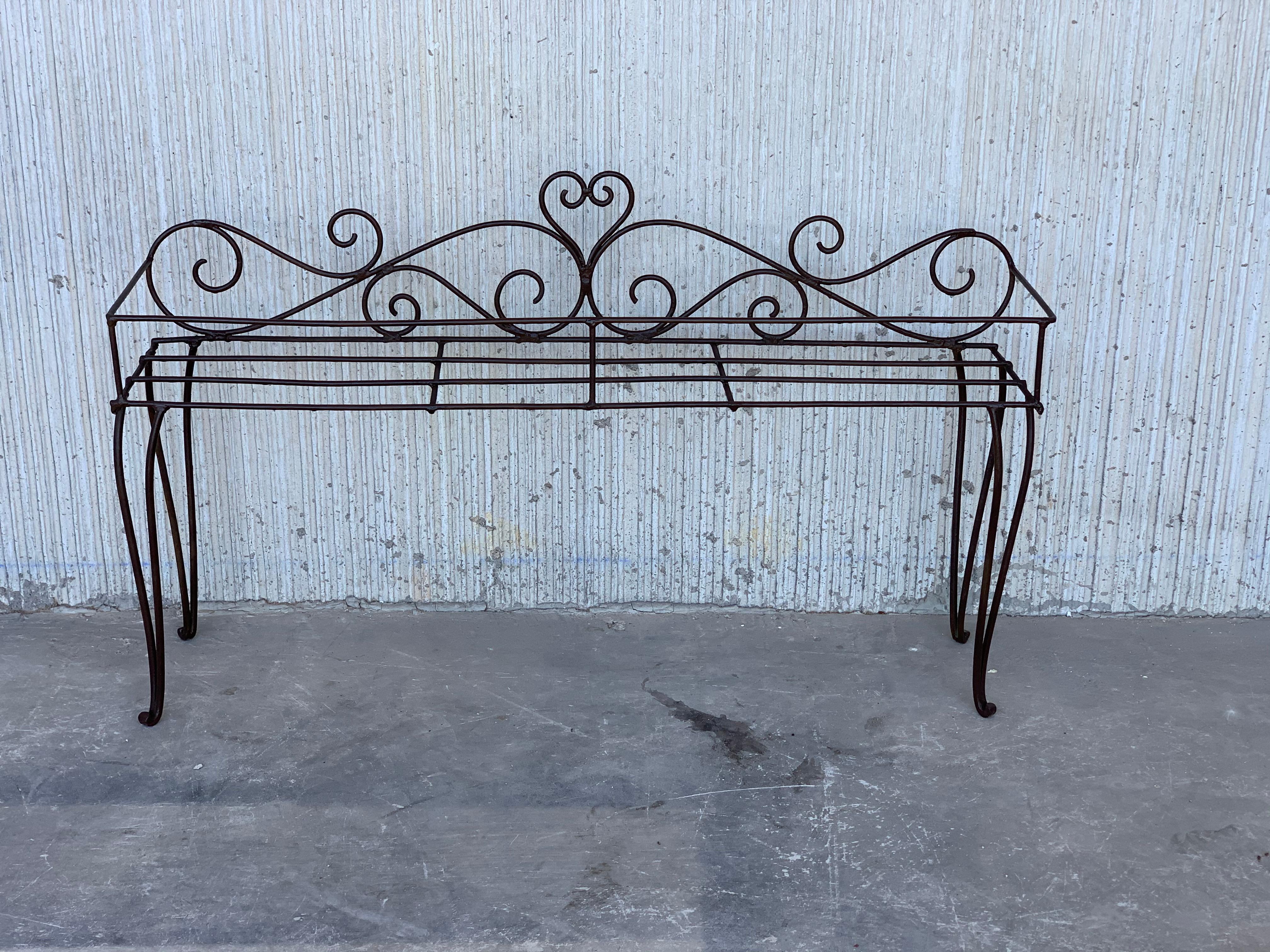 Very nice brown French antique garden planter jardinière, circa early 20th century, France. Iron metal wire frame beautifully designed and decorated with loop and scroll details. Item can be used indoors or outdoors.