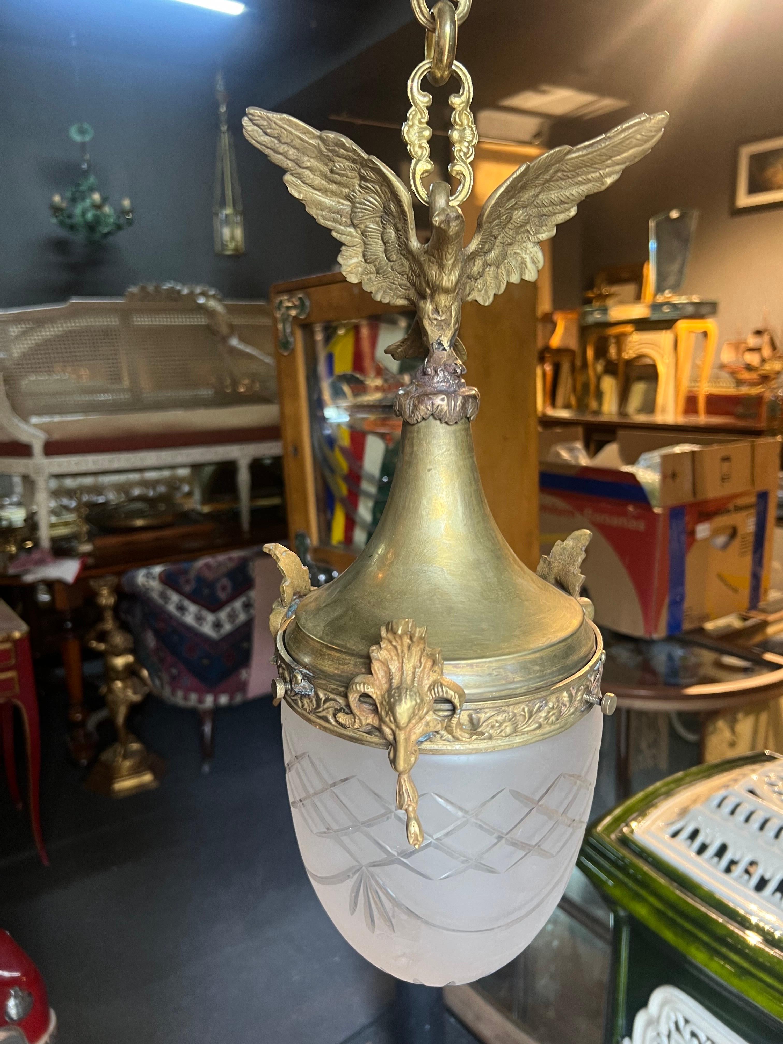 Lampada a sospensione in bronzo antico francese del XX secolo con aquila e cristallo inciso in vendita 4
