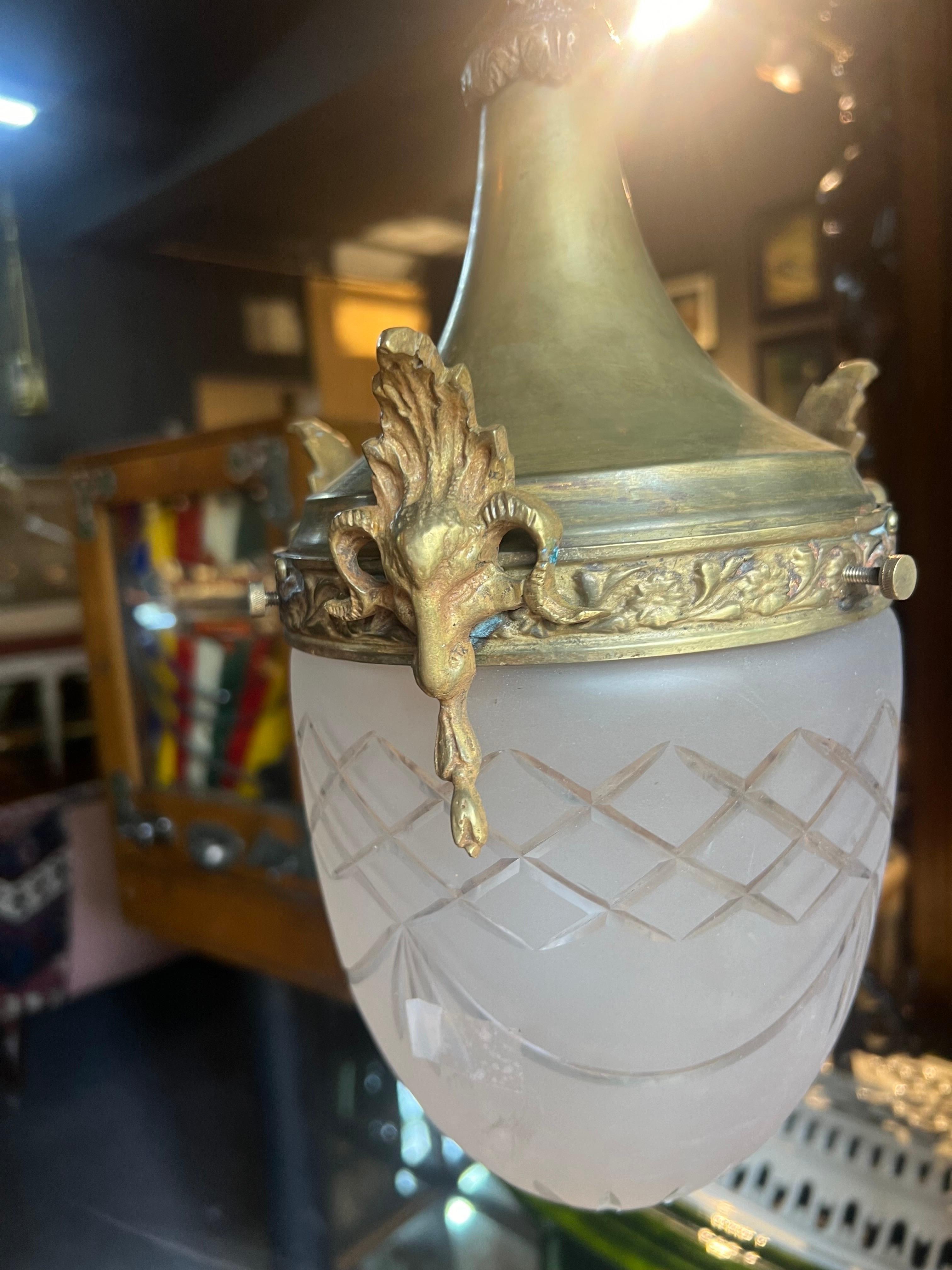 Lampada a sospensione in bronzo antico francese del XX secolo con aquila e cristallo inciso in vendita 5