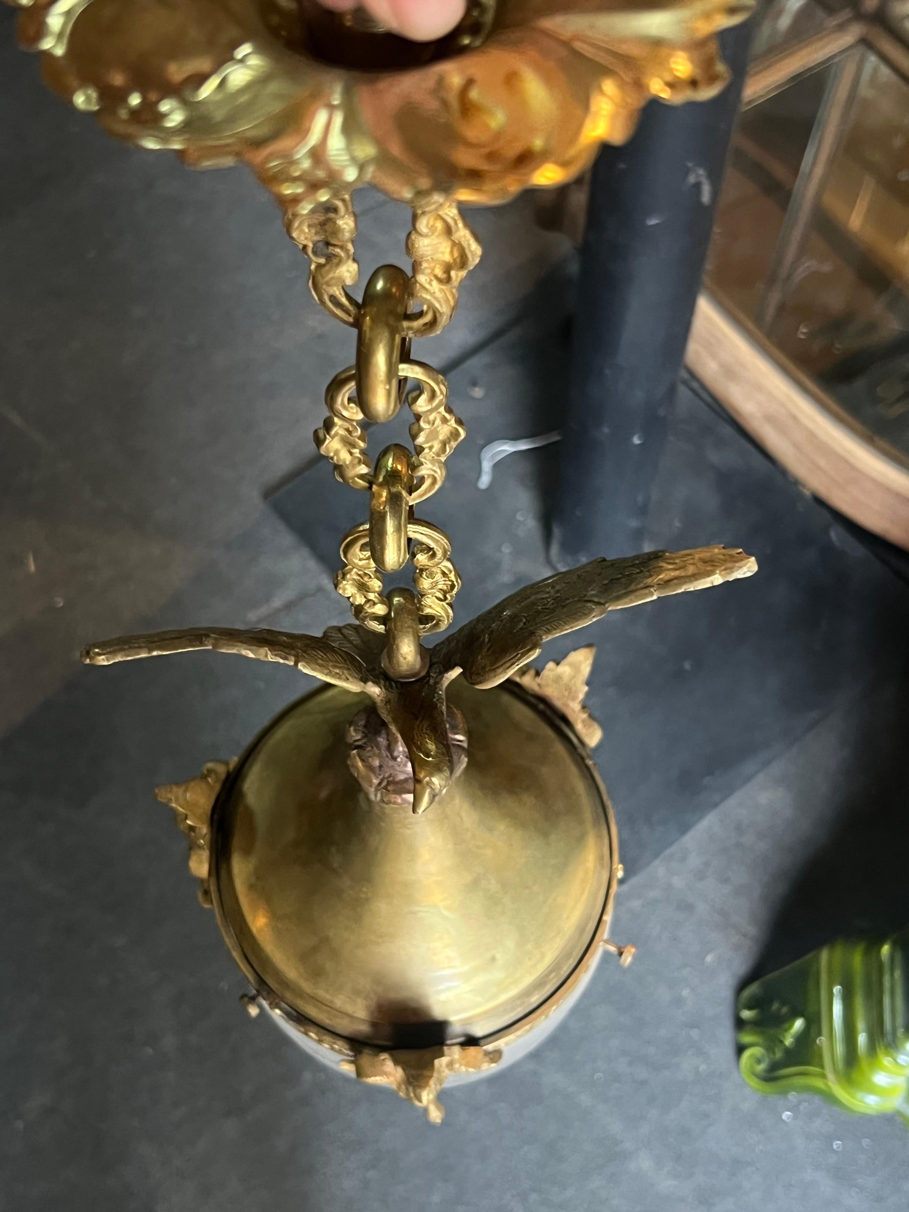 Lampada a sospensione in bronzo antico francese del XX secolo con aquila e cristallo inciso in vendita 6