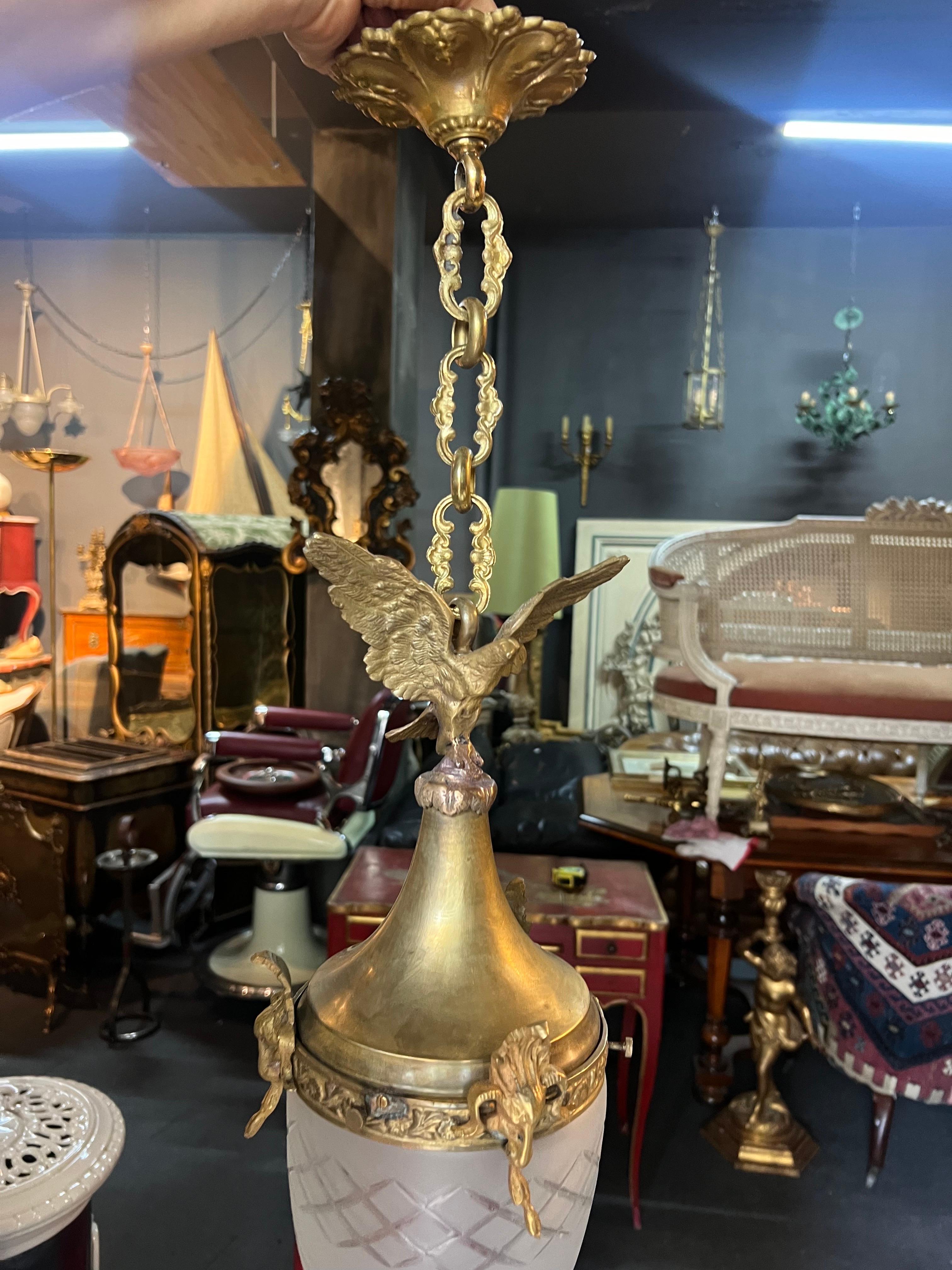 Lampada a sospensione in bronzo antico francese del XX secolo con aquila e cristallo inciso in vendita 7