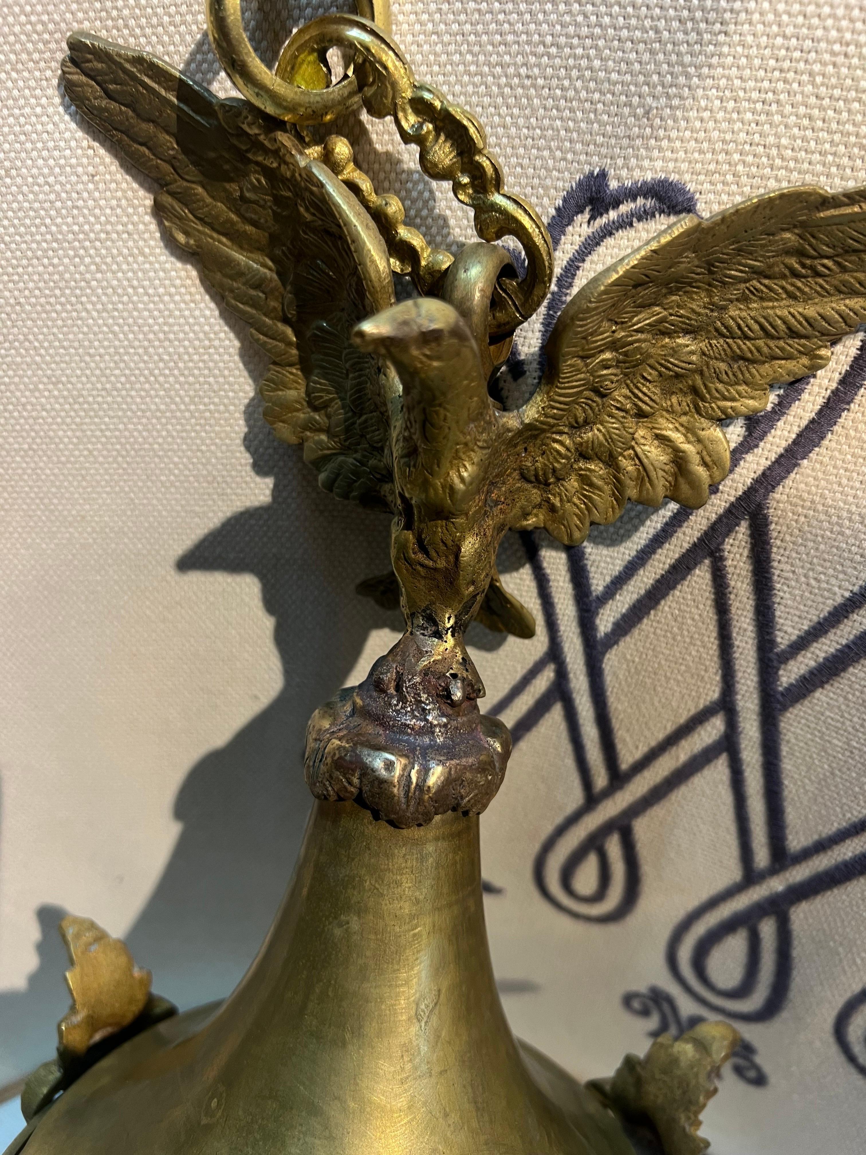 Lampada a sospensione in bronzo antico francese del XX secolo con aquila e cristallo inciso in vendita 8