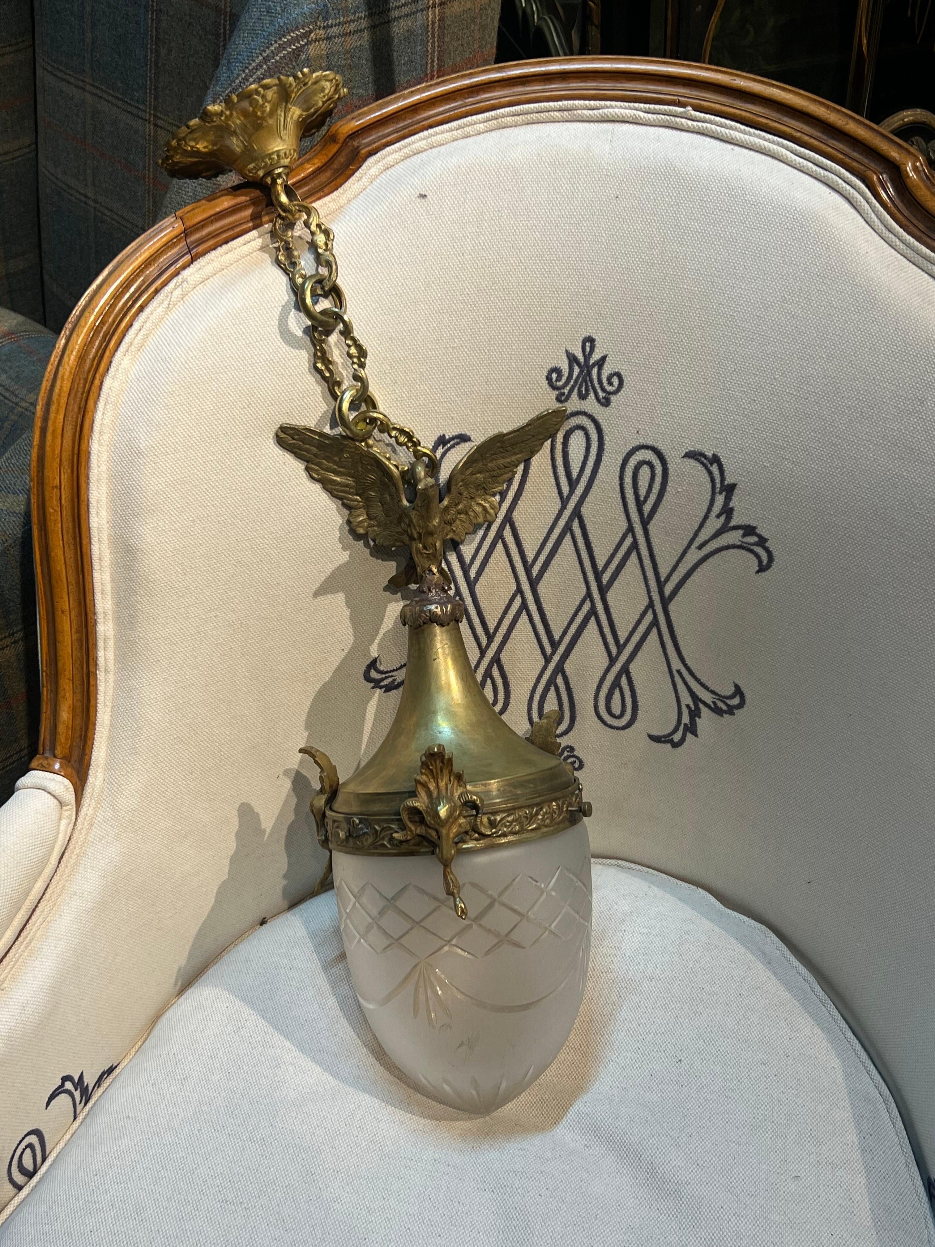 Lampada a sospensione in bronzo antico francese del XX secolo con aquila e cristallo inciso in vendita 9