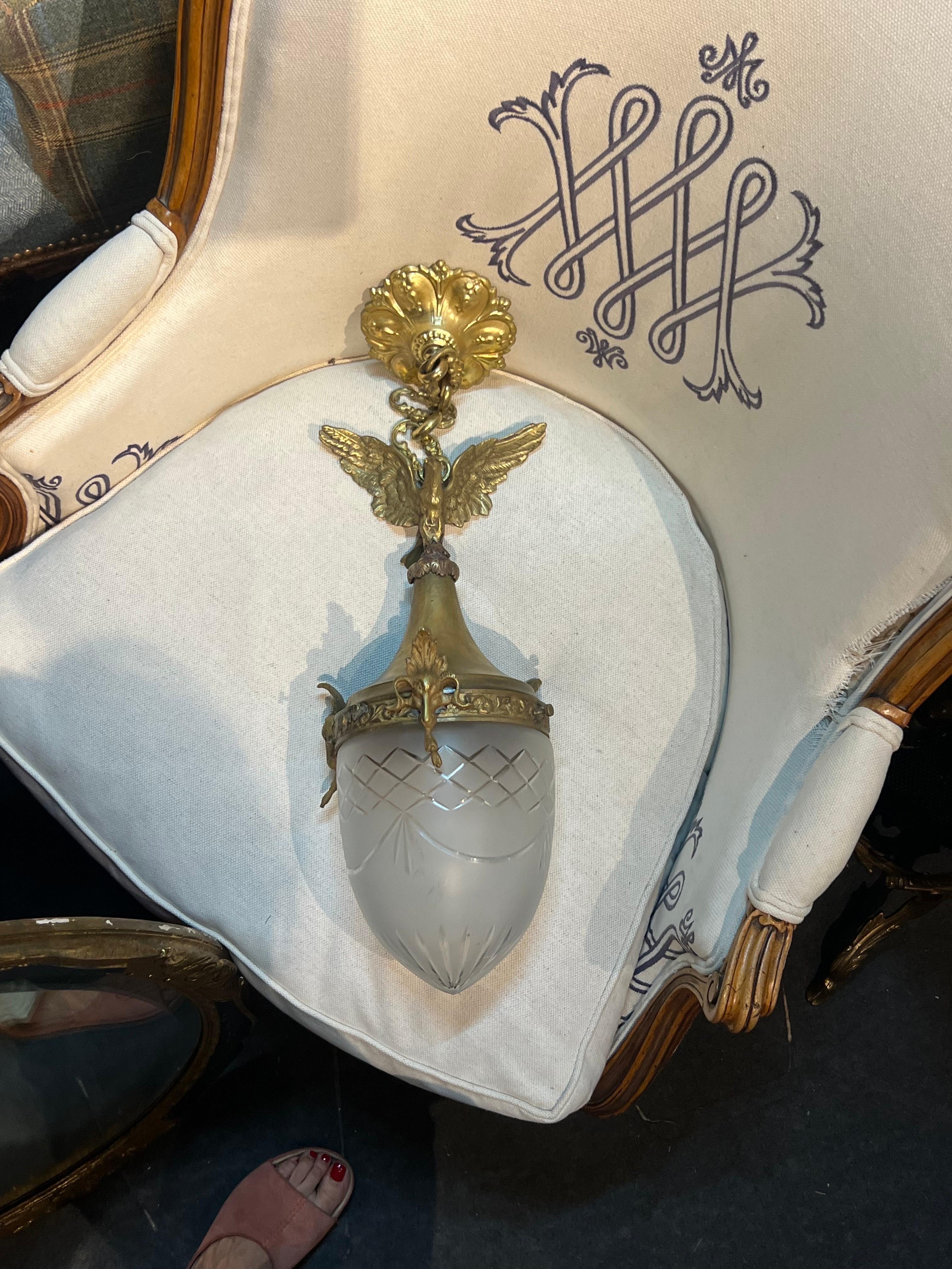 Lampada a sospensione in bronzo antico francese del XX secolo con aquila e cristallo inciso in vendita 10