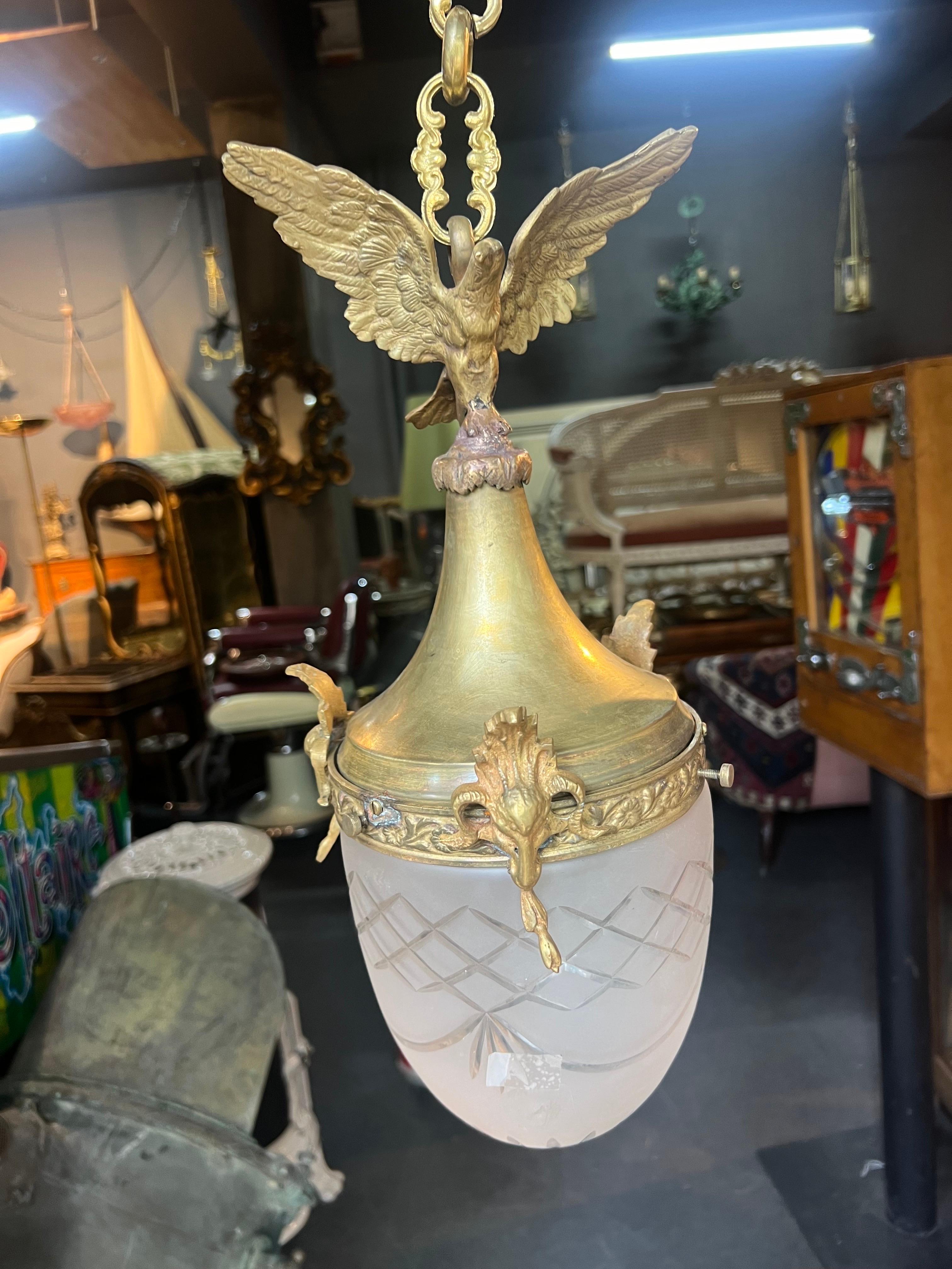 Francese Lampada a sospensione in bronzo antico francese del XX secolo con aquila e cristallo inciso in vendita