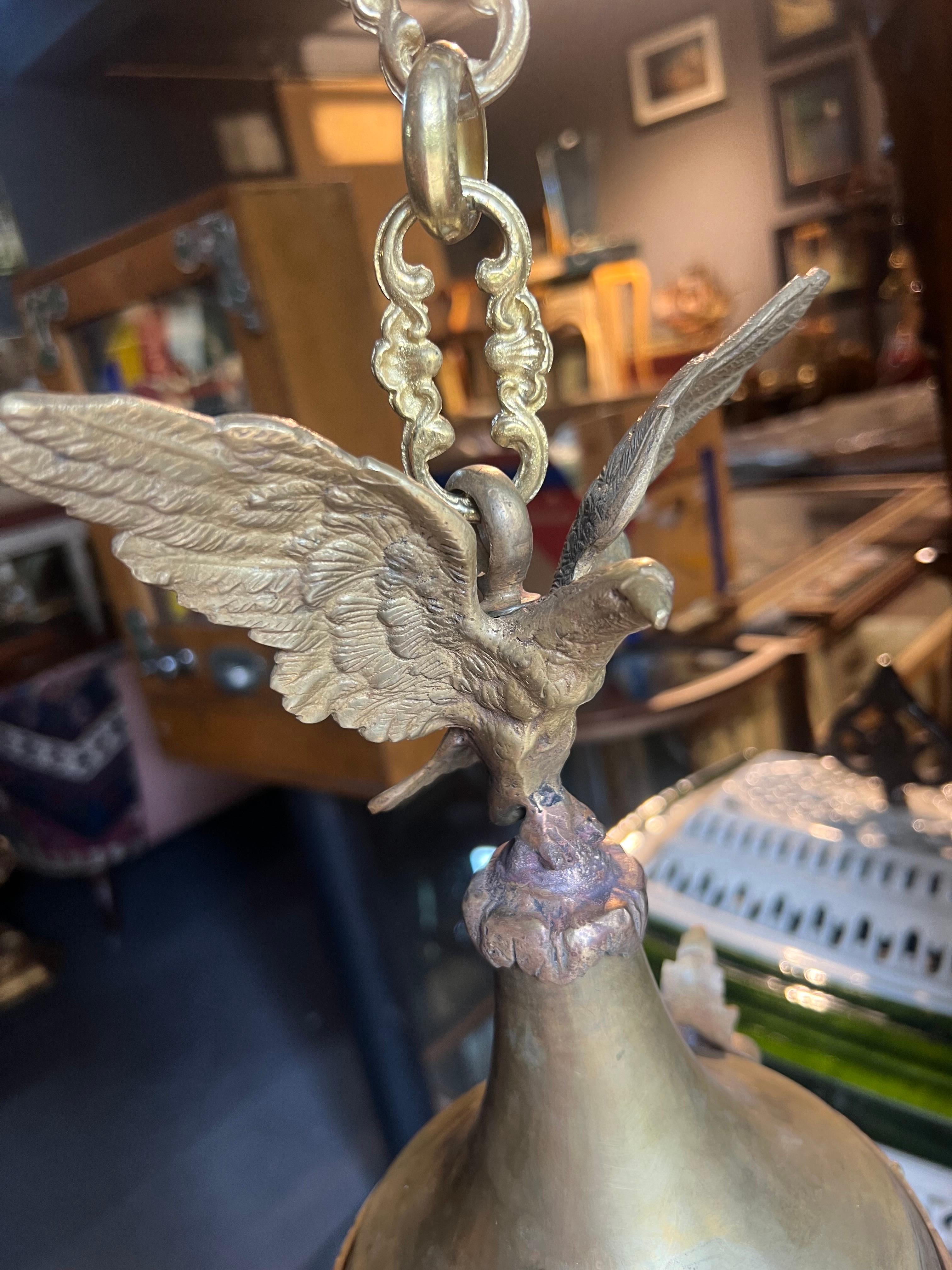 Intagliato a mano Lampada a sospensione in bronzo antico francese del XX secolo con aquila e cristallo inciso in vendita