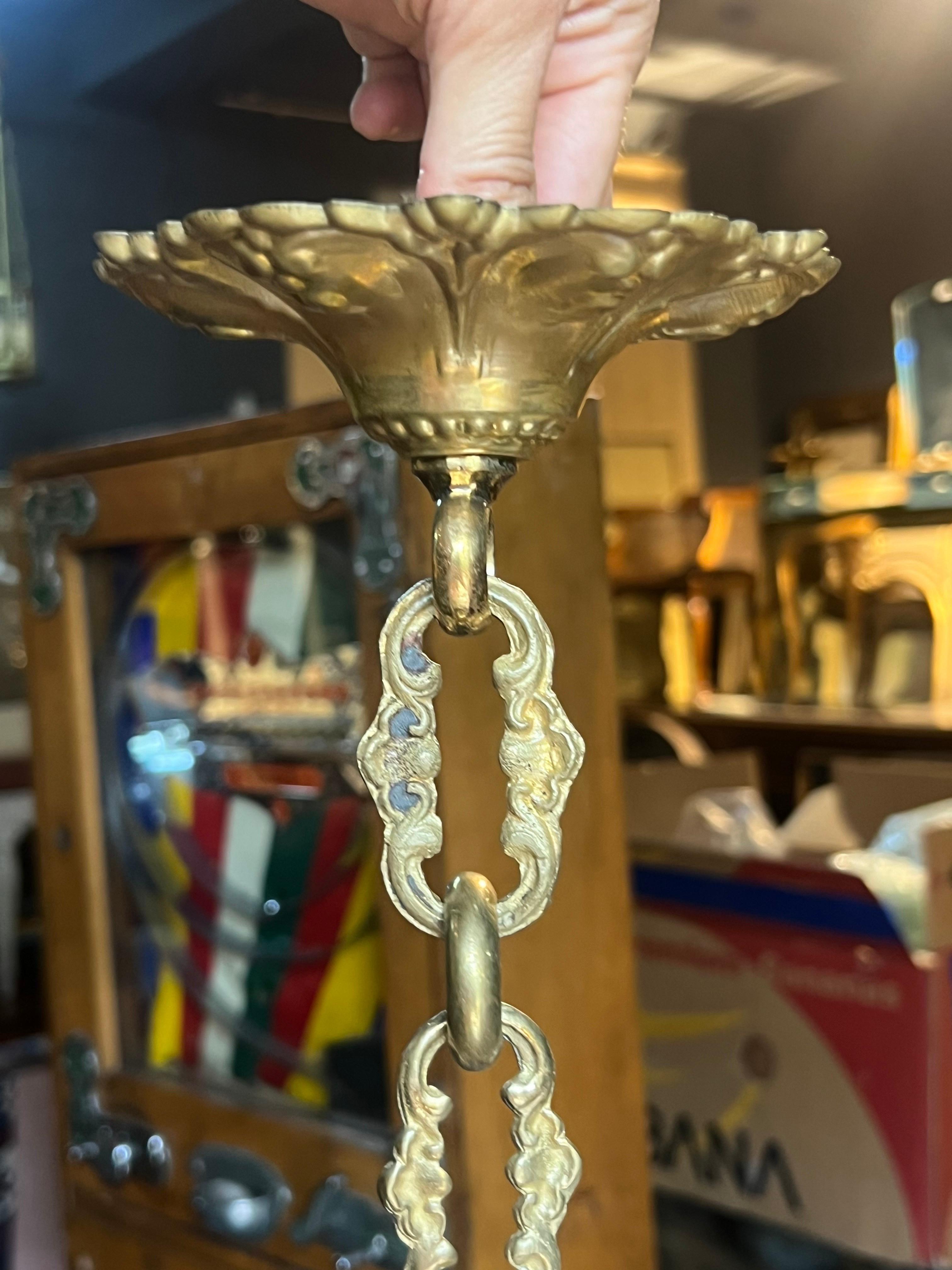 Lampada a sospensione in bronzo antico francese del XX secolo con aquila e cristallo inciso In condizioni buone in vendita a Sofia, BG