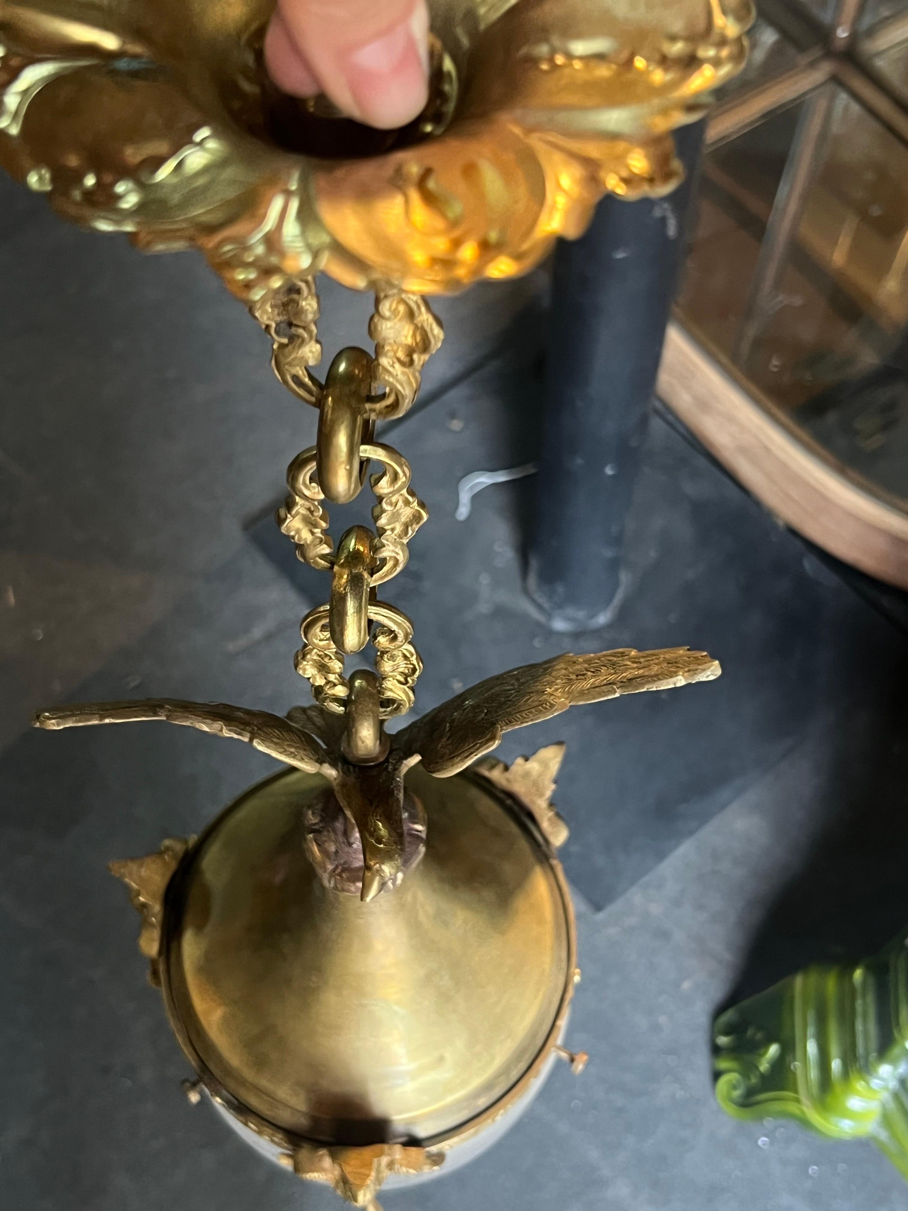 Bronzo Lampada a sospensione in bronzo antico francese del XX secolo con aquila e cristallo inciso in vendita