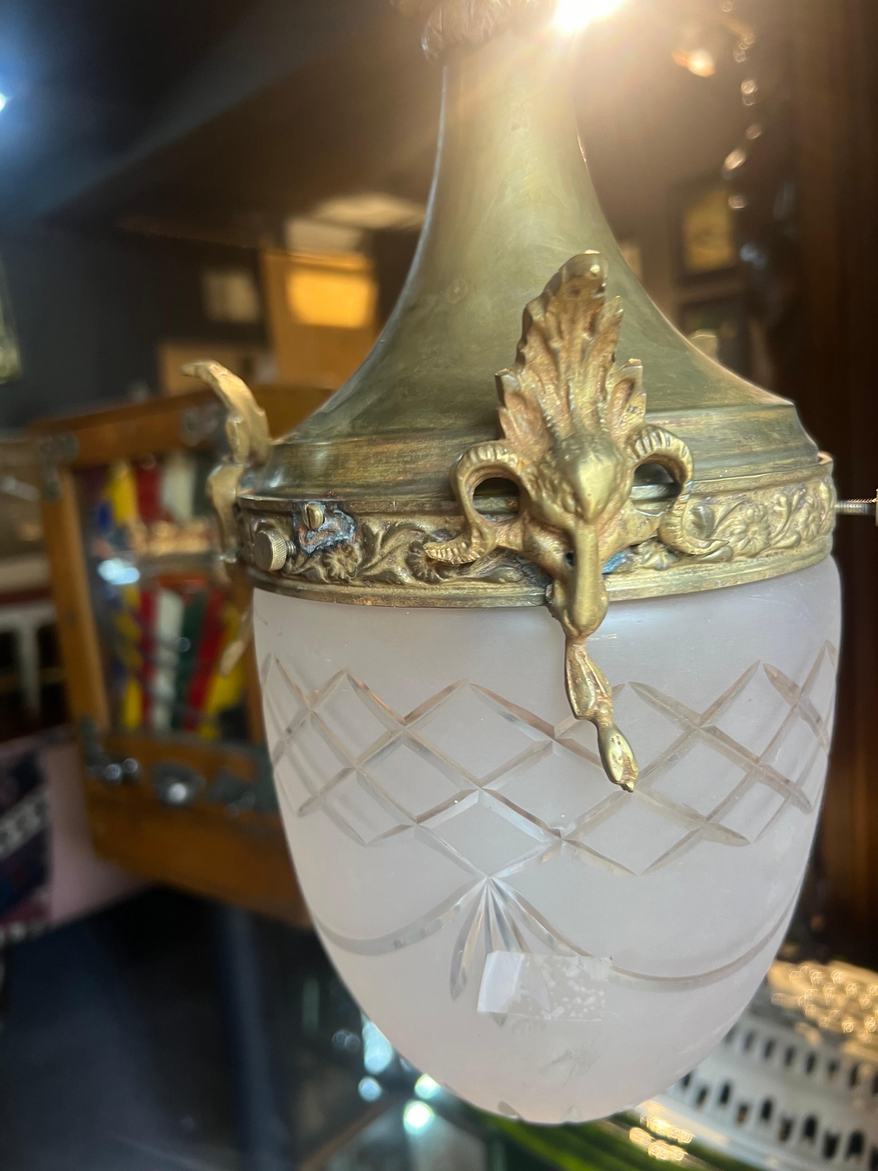 Lampada a sospensione in bronzo antico francese del XX secolo con aquila e cristallo inciso in vendita 1