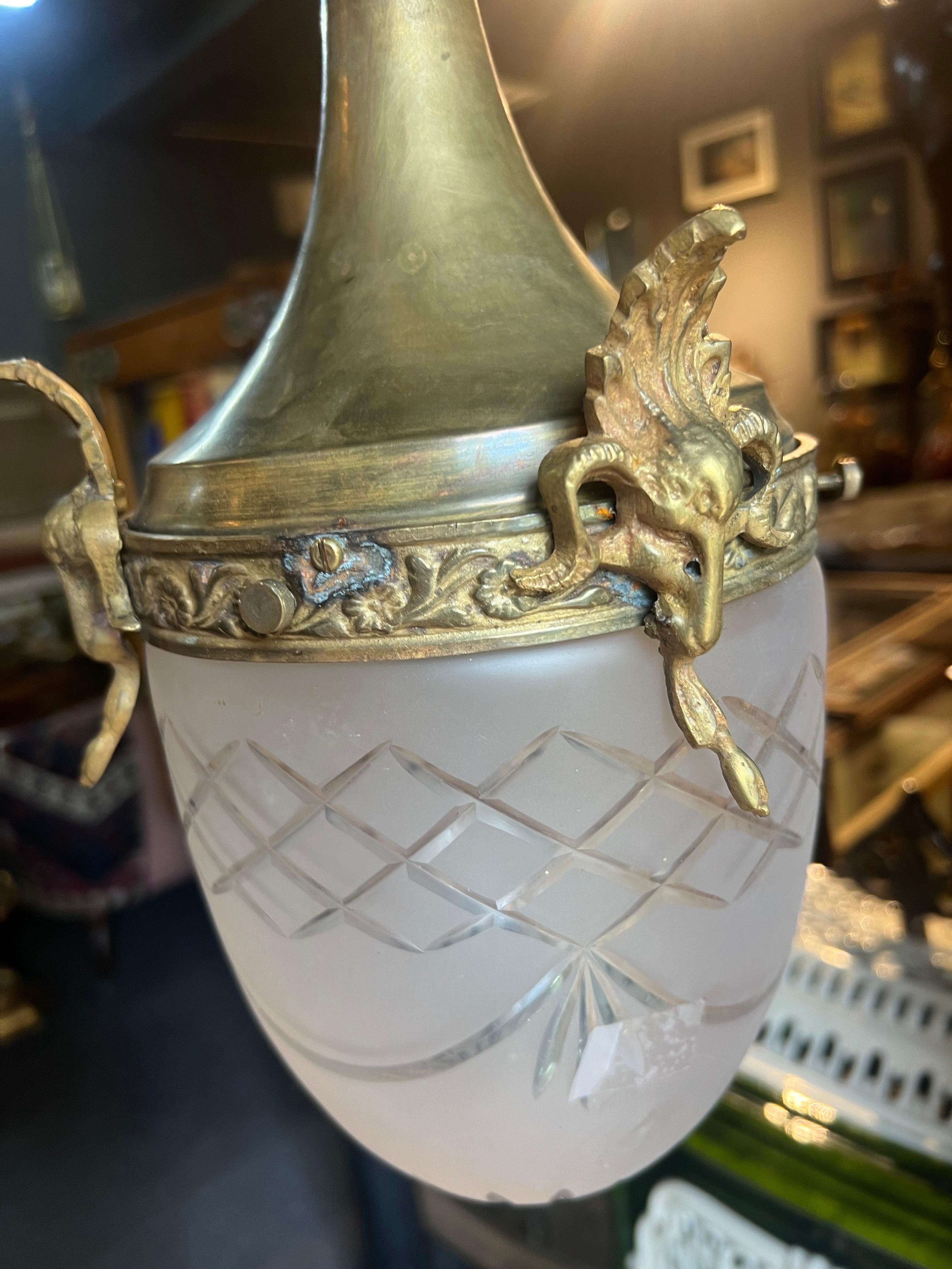 Lampada a sospensione in bronzo antico francese del XX secolo con aquila e cristallo inciso in vendita 2
