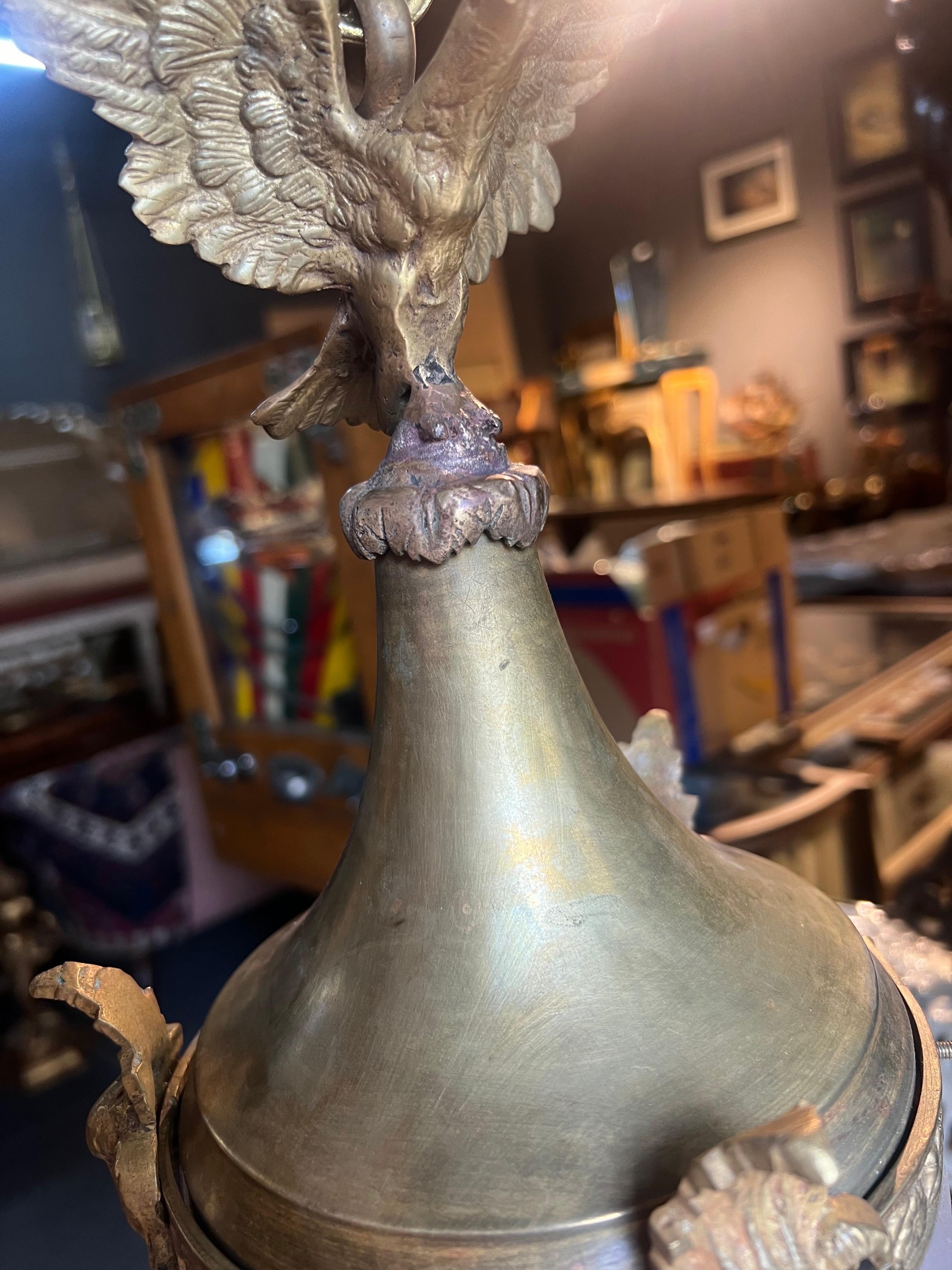 Lampada a sospensione in bronzo antico francese del XX secolo con aquila e cristallo inciso in vendita 3