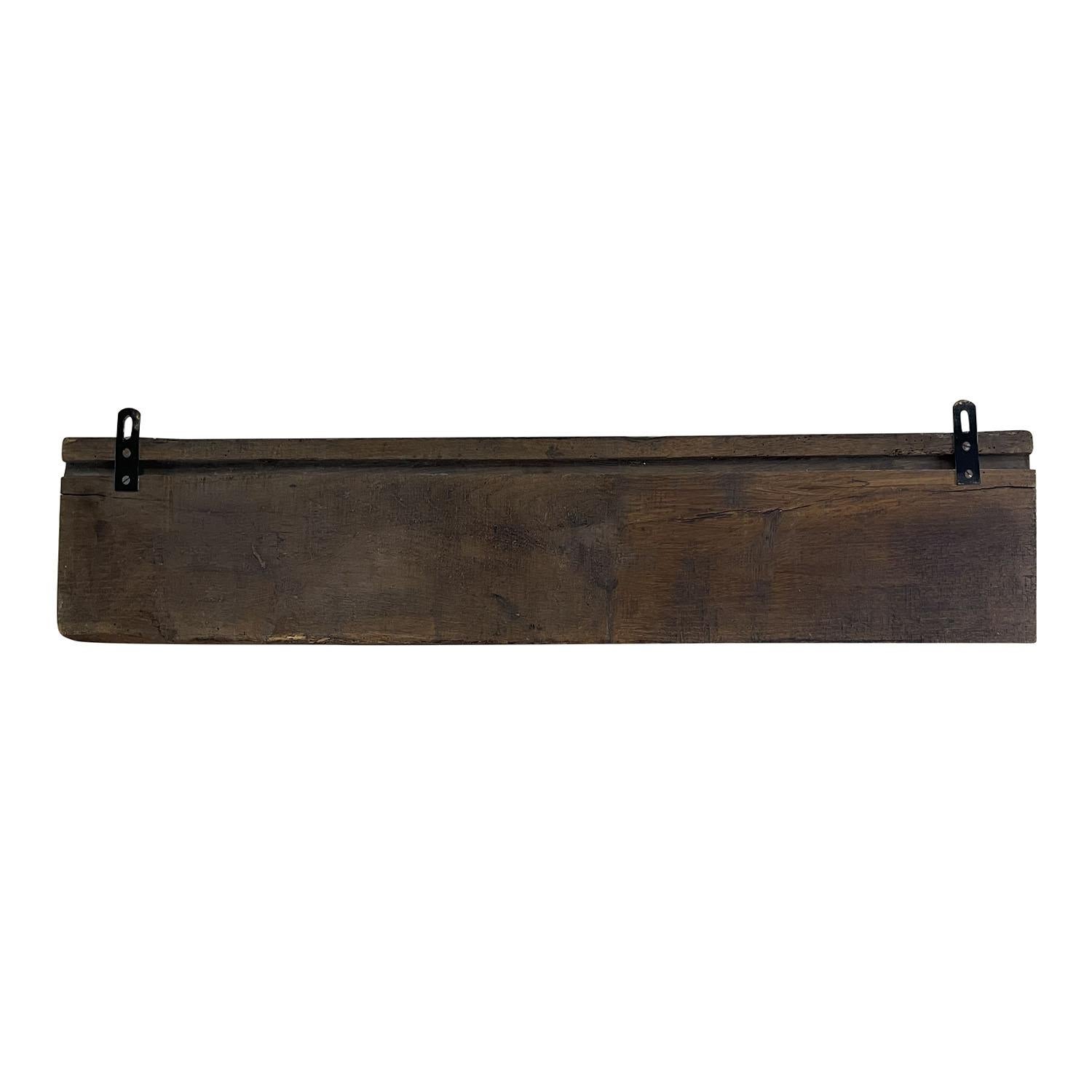Portemanteau rustique français ancien en bois avec un design de fleur centrée flanquée de branches et de feuillage, en bon état. Le décor mural se compose de cinq clous simples. Patine d'usage, supports muraux inclus. Légères décolorations, rayures