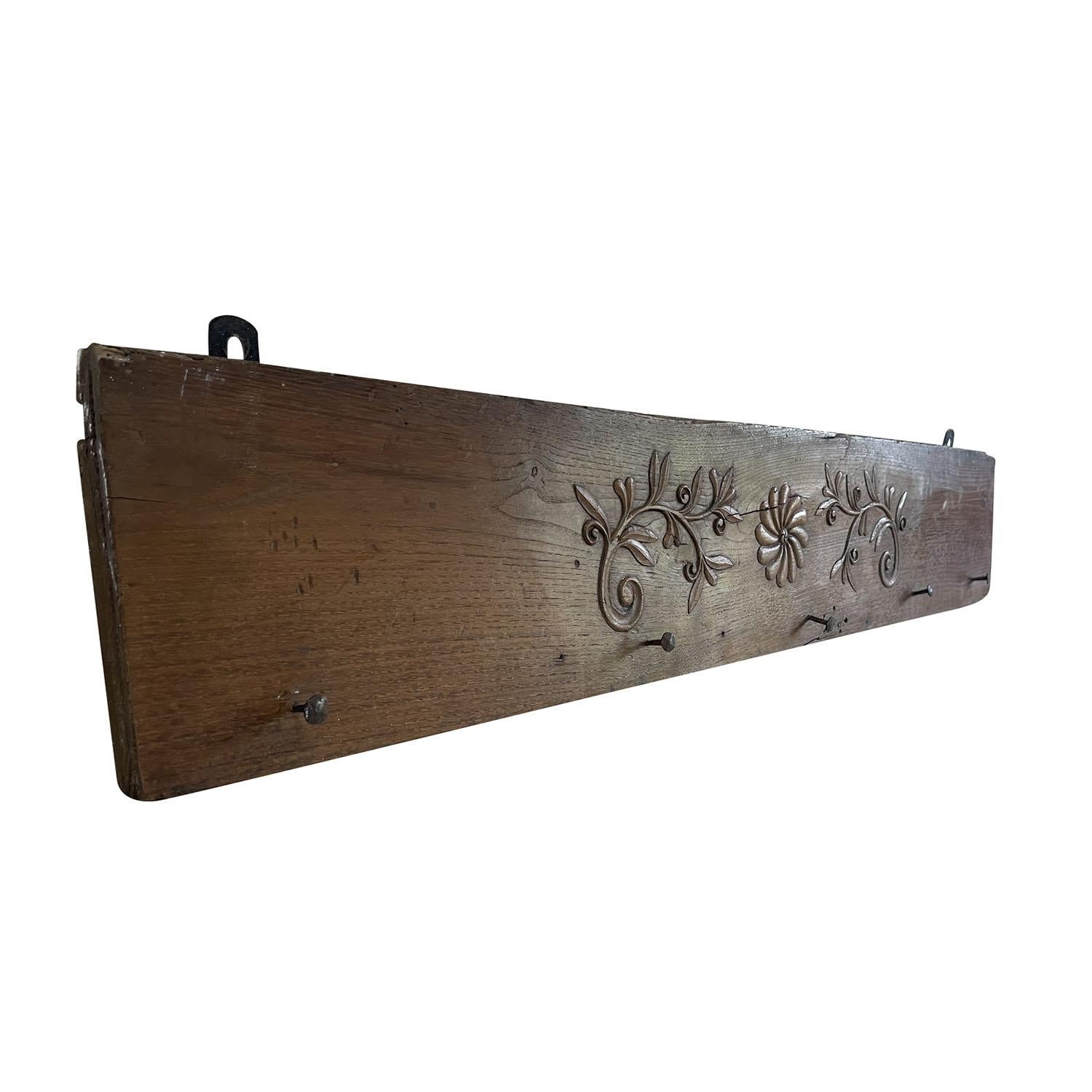 Porte-manteau mural en bois ancien du 20ème siècle français Bon état - En vente à West Palm Beach, FL