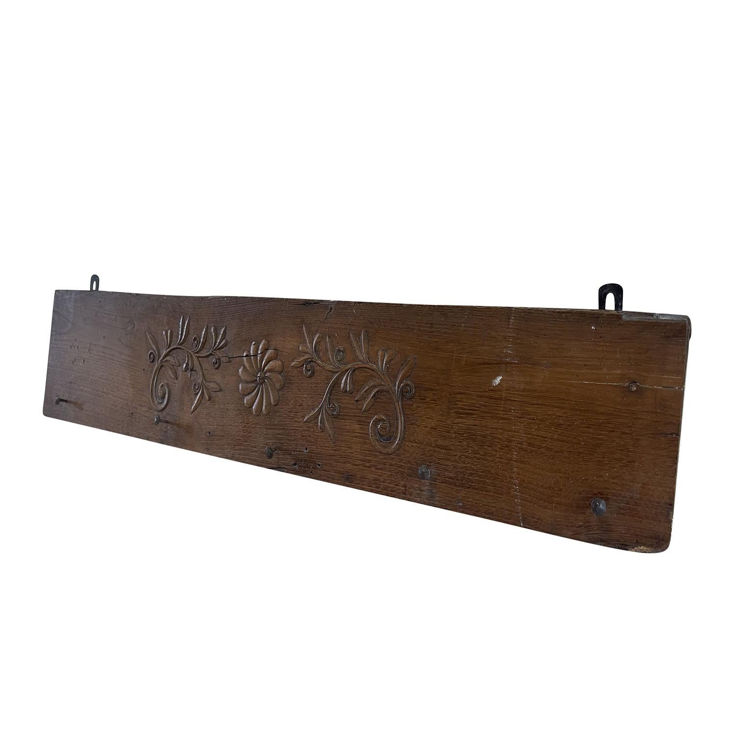 20ième siècle Porte-manteau mural en bois ancien du 20ème siècle français en vente
