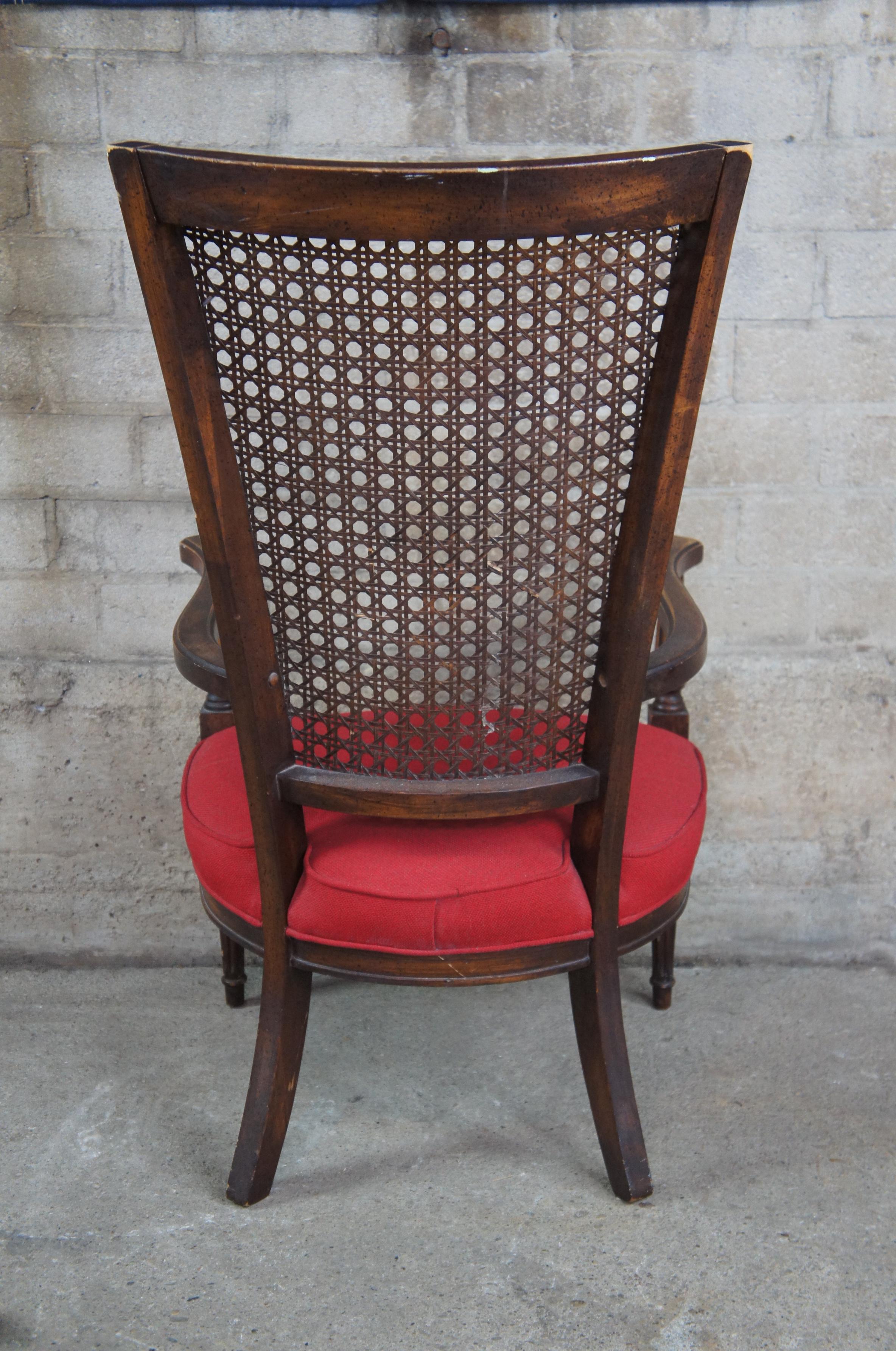 Fauteuil français du 20ème siècle, dossier canné en noyer vieilli, assise rouge Bon état - En vente à Dayton, OH