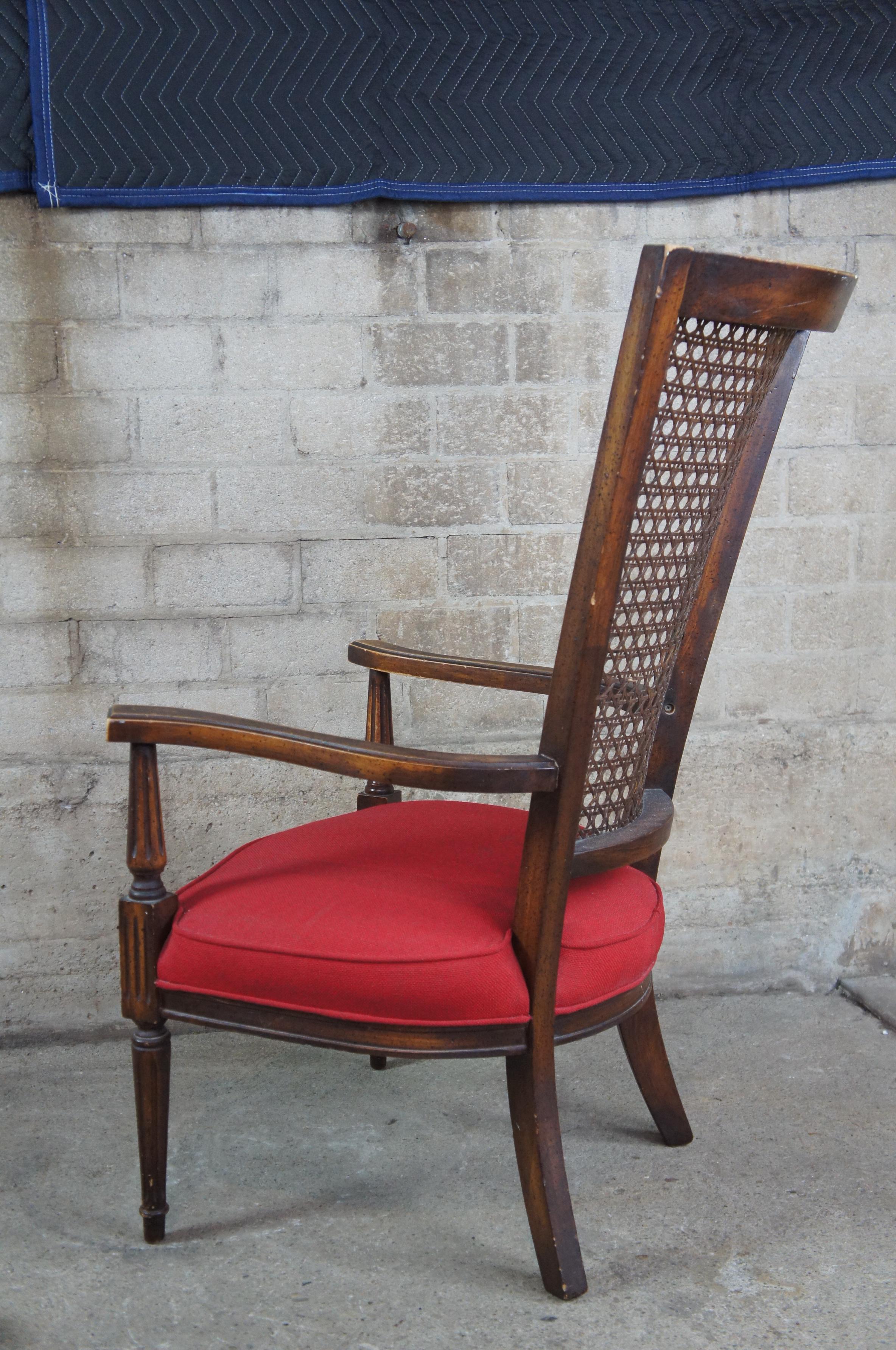 20ième siècle Fauteuil français du 20ème siècle, dossier canné en noyer vieilli, assise rouge en vente