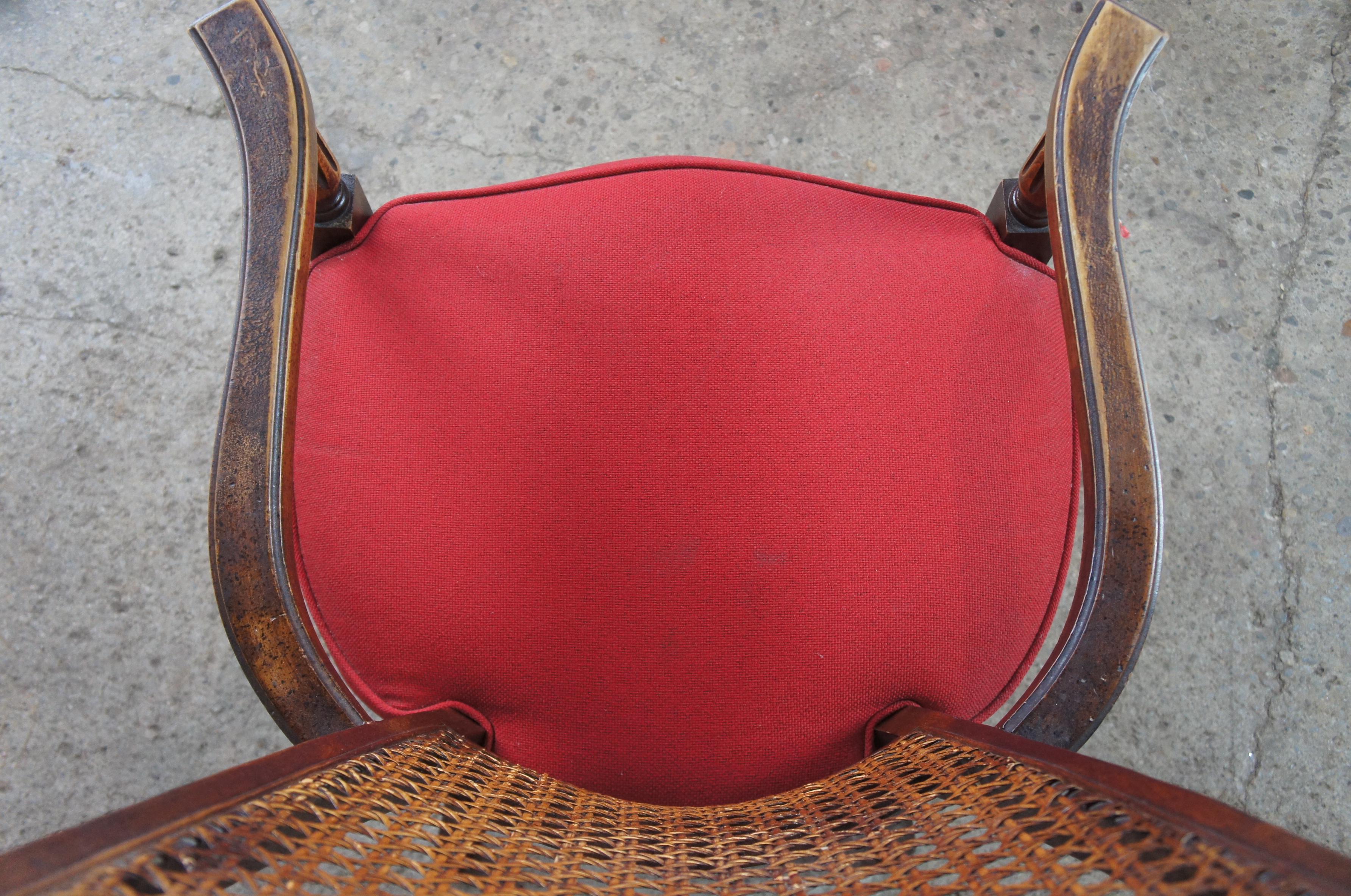 Noyer Fauteuil français du 20ème siècle, dossier canné en noyer vieilli, assise rouge en vente