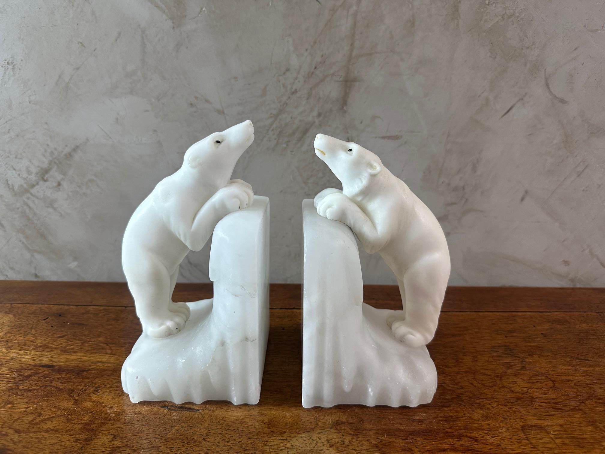 Very nice pair of alabaster polar bear bookends dating from the Art Deco period (1930s) in very good condition.
The alabaster gives the impression that they are on their ice floe. Two small black eyes in glass beads.
Superb quality.