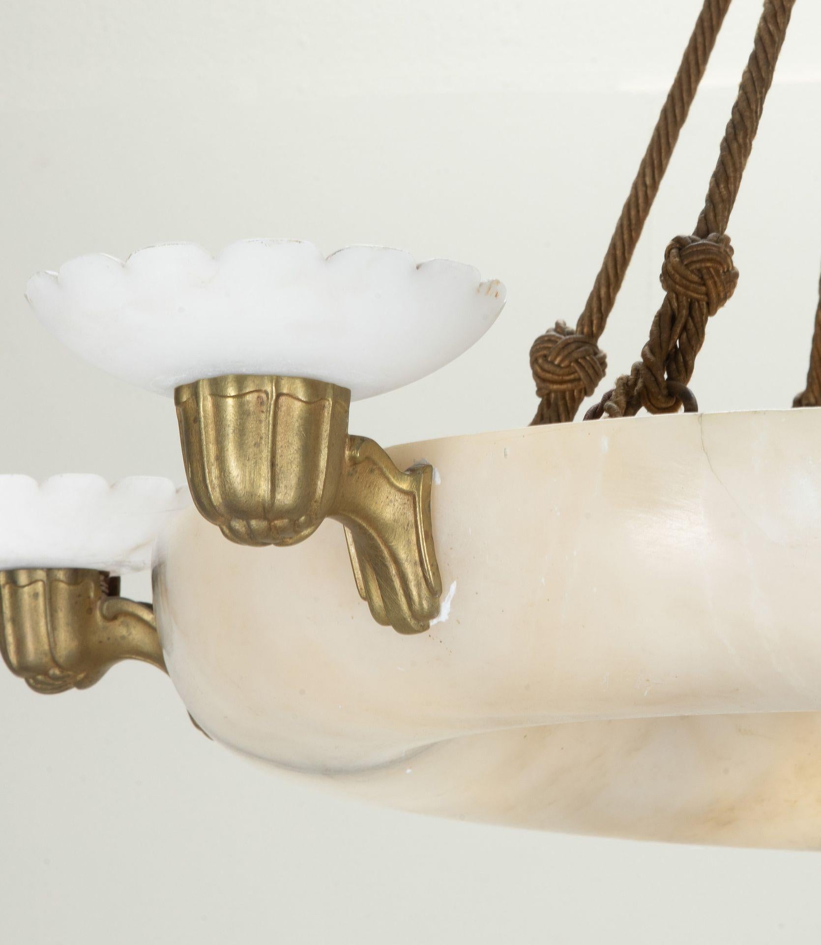 Dorato Lampadario ad anello in alabastro Art Deco francese del XX secolo in vendita