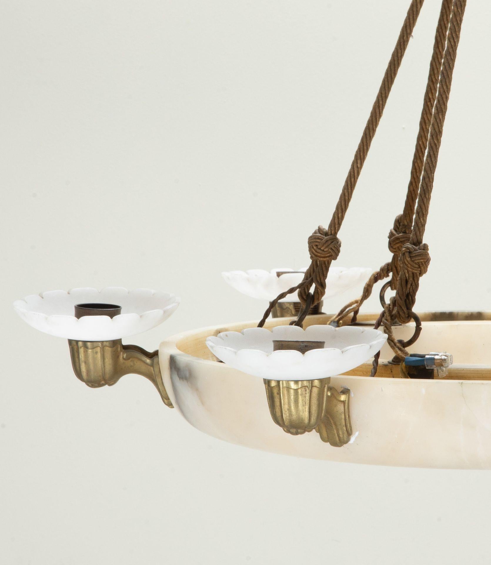 Metà XX secolo Lampadario ad anello in alabastro Art Deco francese del XX secolo in vendita
