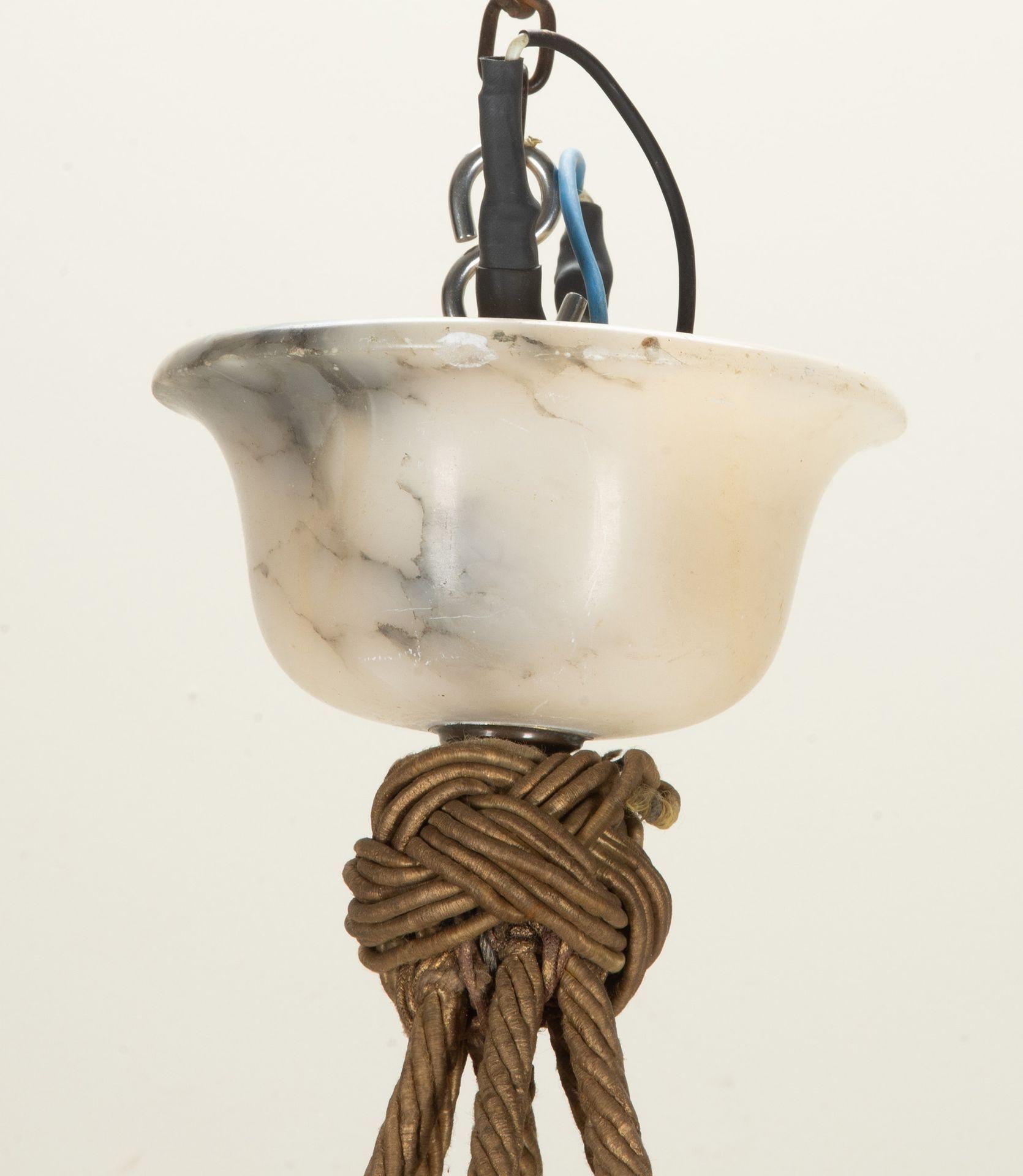Metallo Lampadario ad anello in alabastro Art Deco francese del XX secolo in vendita