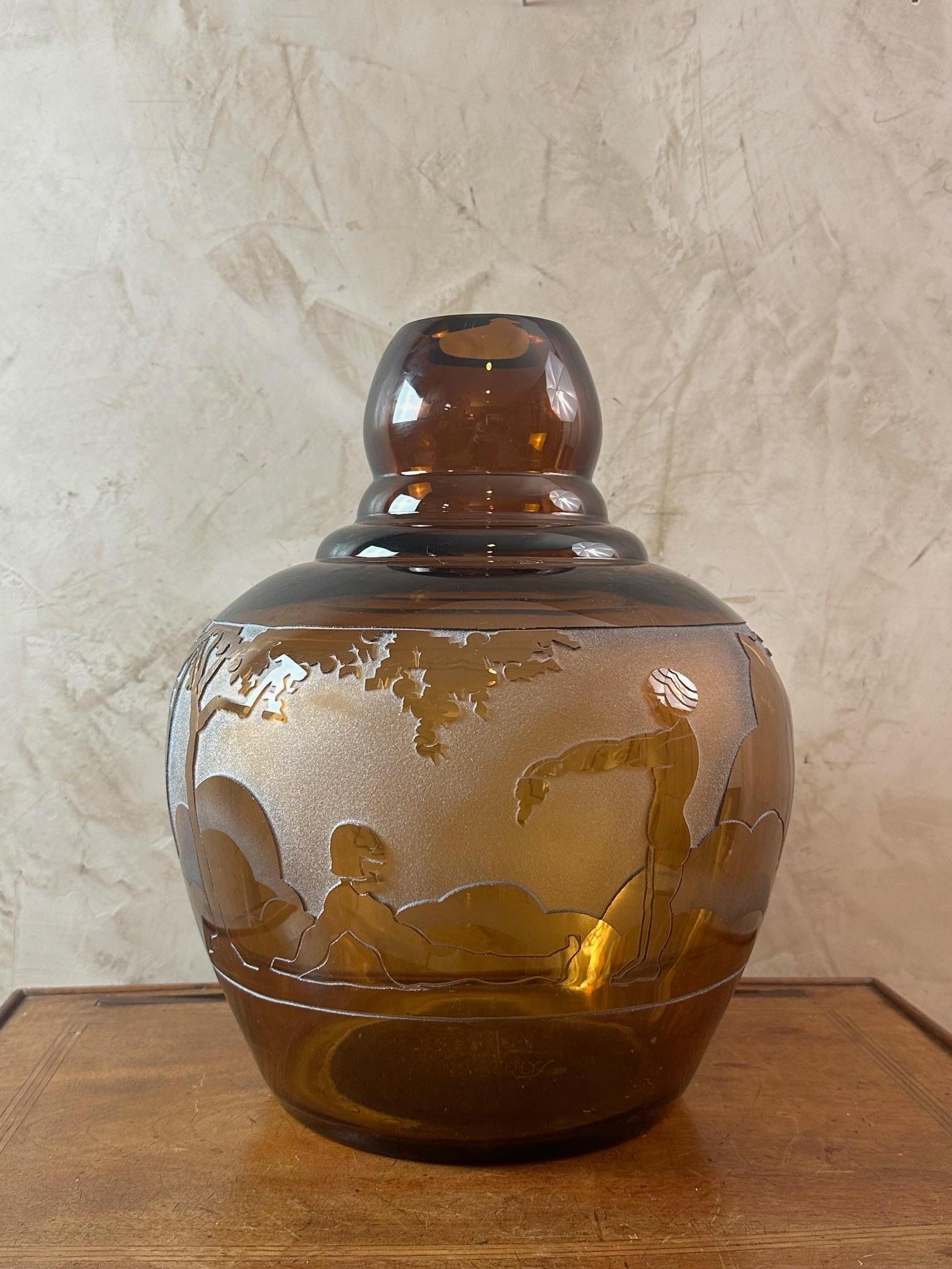 20th Century French Art Deco Amber Glass Vase, 1930s In Good Condition For Sale In LEGNY, FR