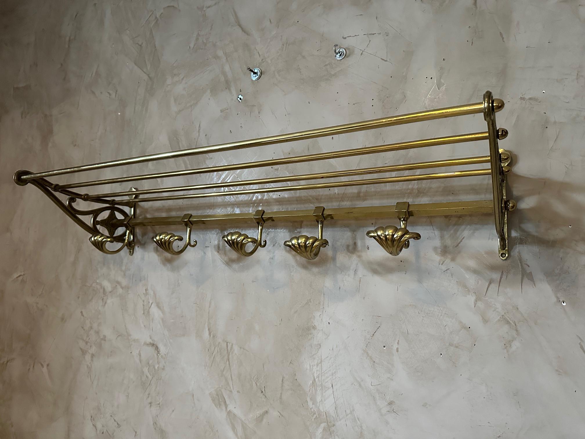 Very nice brass coat and luggage or hat rack from the 1930s in very good condition with 5 hooks for hanging jackets and coats but also a luggage or bag rack. Nice quality.
Ideal in an hallway. 