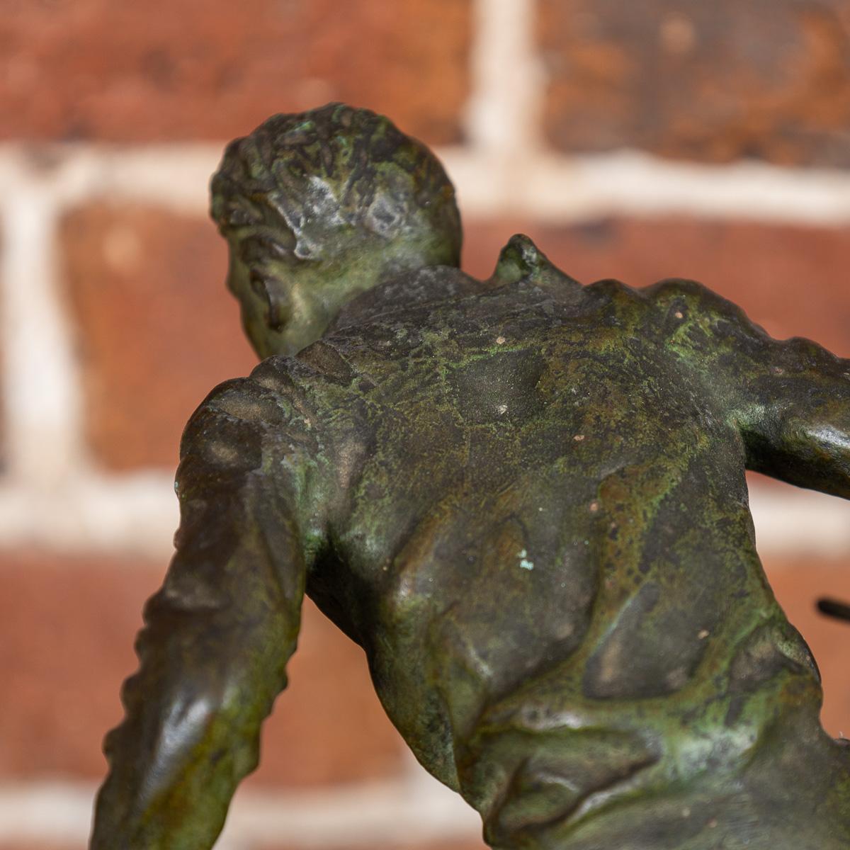 Sciatori in bronzo Art Deco del XX secolo su base in Stone bianca, A. David c.1920 10