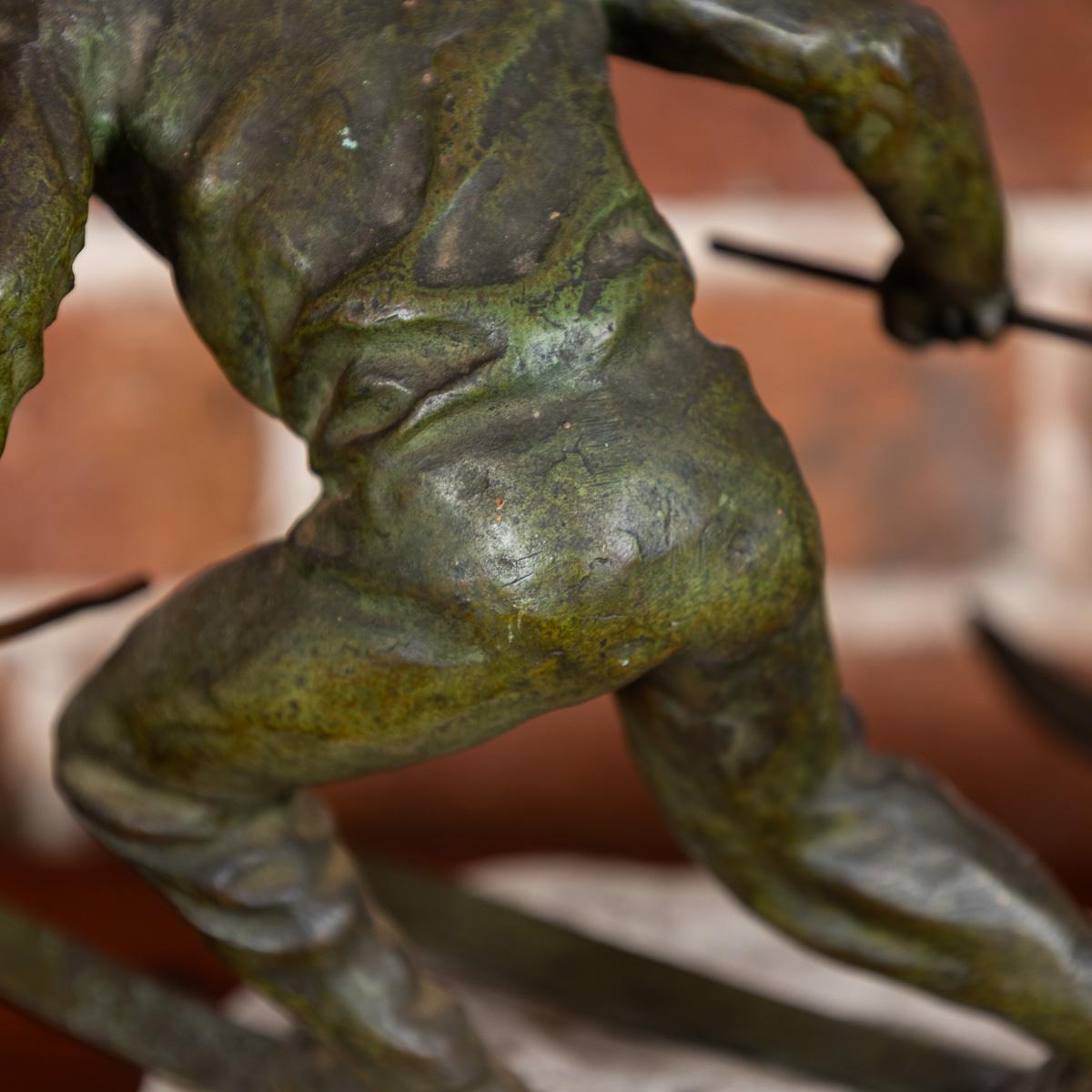 Sciatori in bronzo Art Deco del XX secolo su base in Stone bianca, A. David c.1920 11