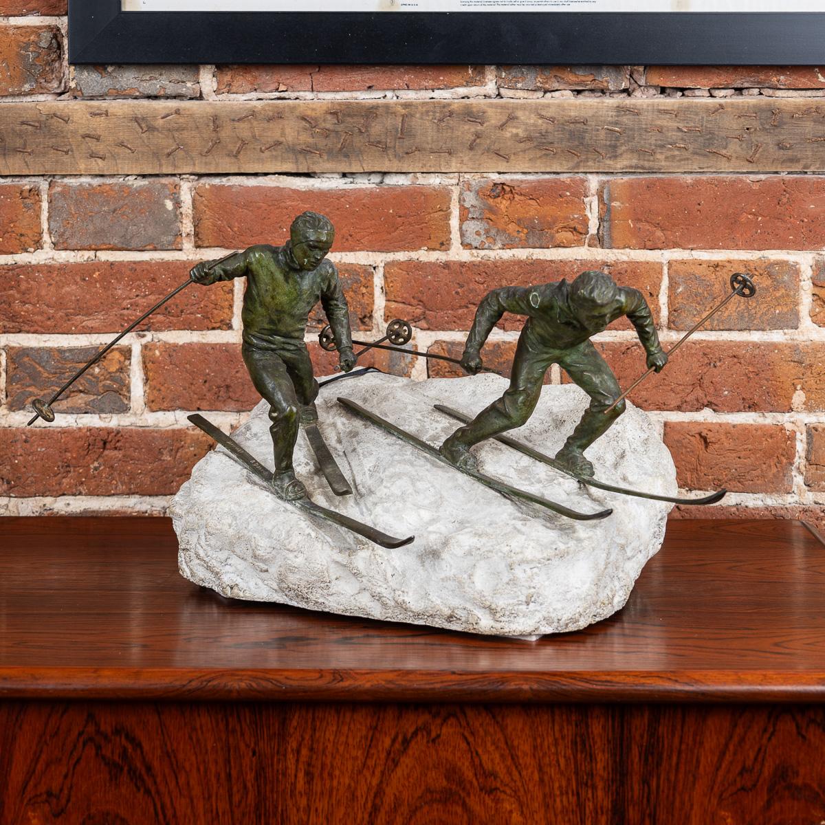 Antique French Art Deco del XX secolo, bronzo di David, risalente agli anni Venti. Il pezzo raffigura due sciatori che gareggiano, su una base di pietra bianca che imita una collina innevata. Questa decorazione unica aggiunge charme a qualsiasi casa