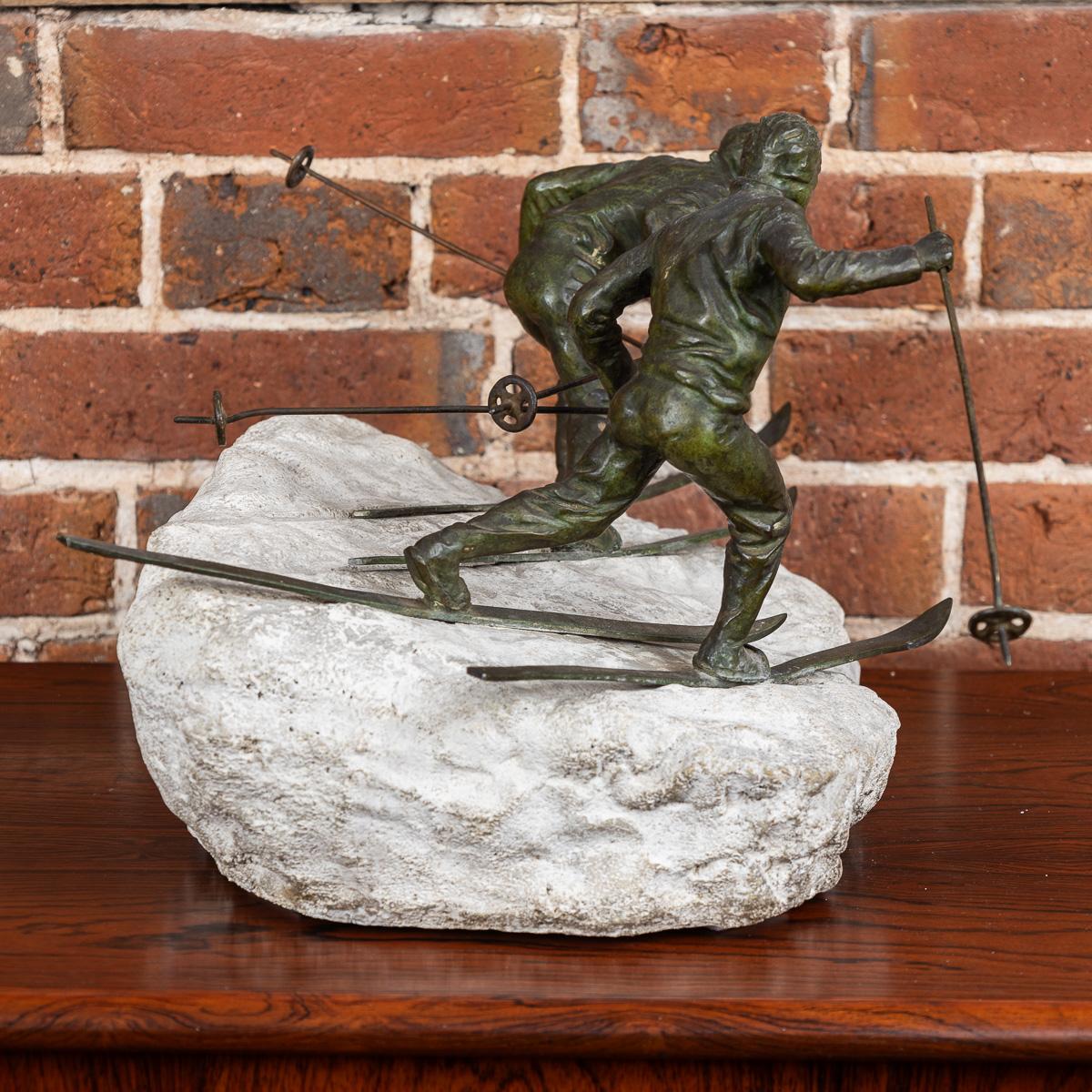 Bronzo Sciatori in bronzo Art Deco del XX secolo su base in Stone bianca, A. David c.1920