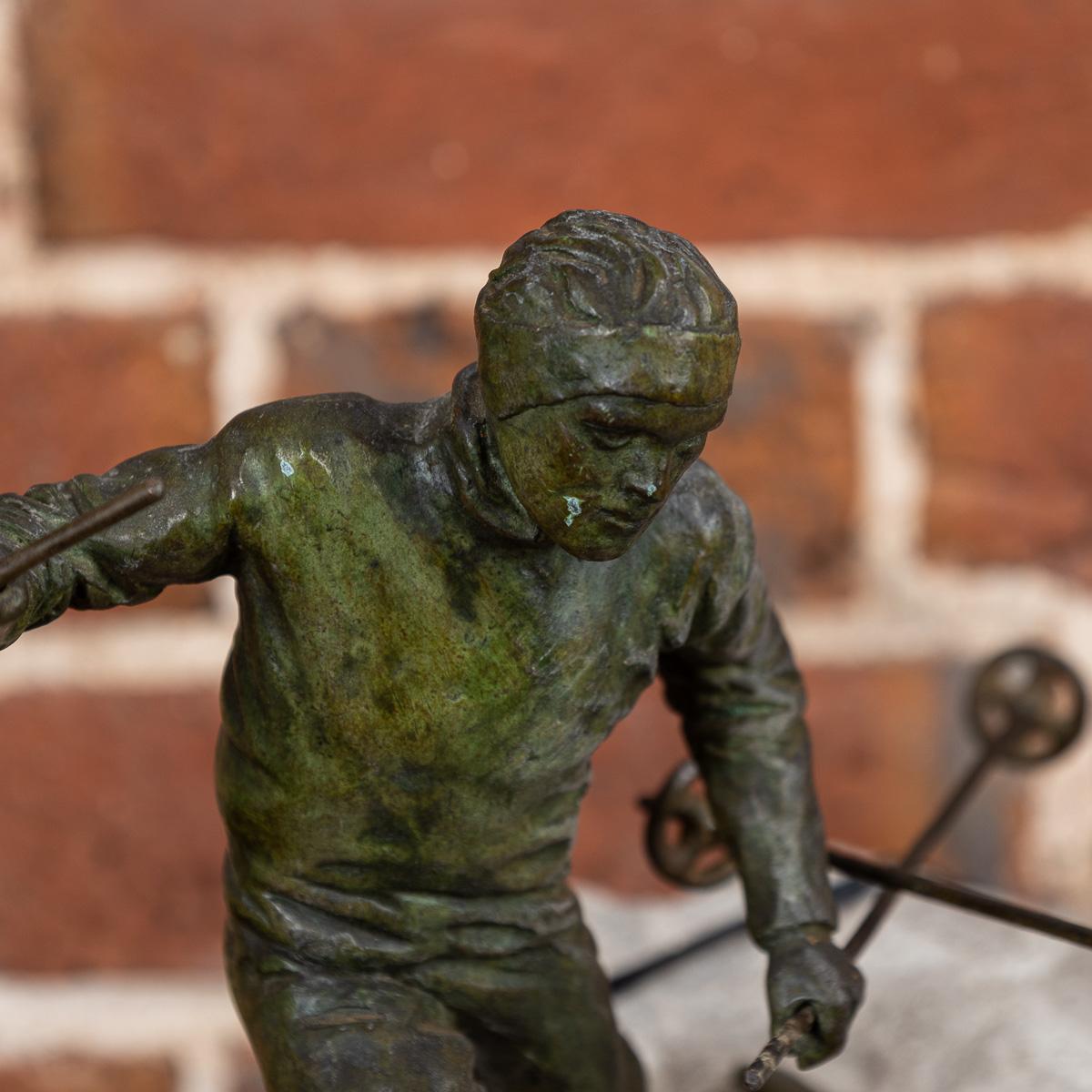 Sciatori in bronzo Art Deco del XX secolo su base in Stone bianca, A. David c.1920 1