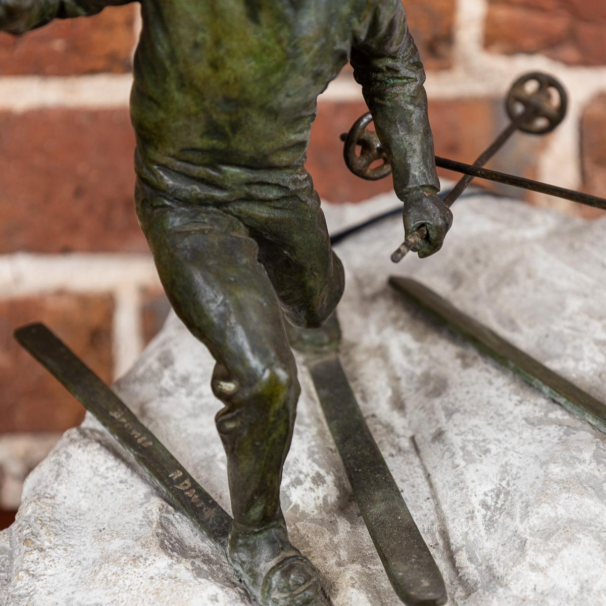 Sciatori in bronzo Art Deco del XX secolo su base in Stone bianca, A. David c.1920 3