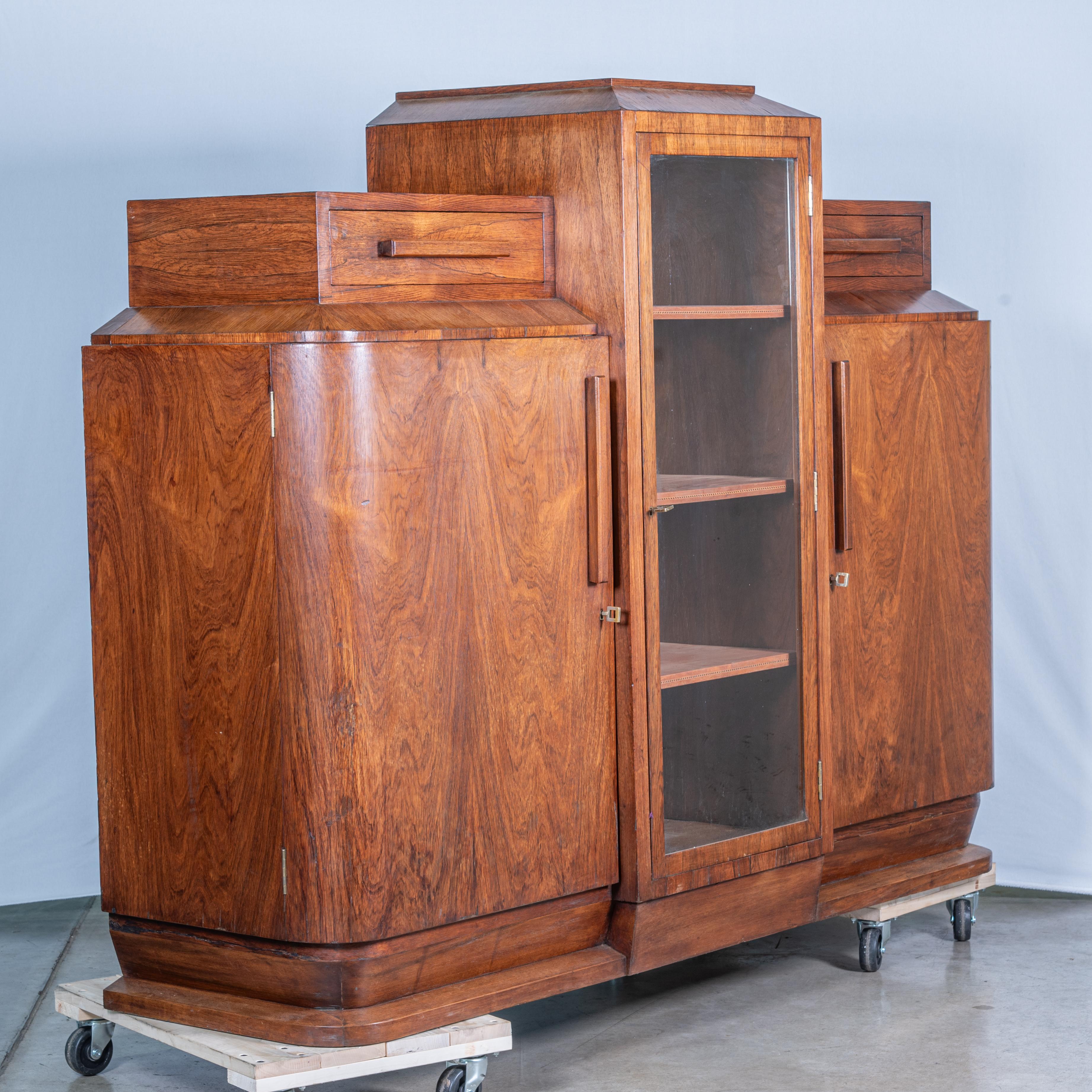 Questo squisito buffet francese Art Deco del XX secolo mette in mostra l'eleganza del movimento Art Deco. Realizzato con una lussuosa impiallacciatura in noce e una robusta struttura in quercia, questo pezzo è funzionale e sorprendente nel suo