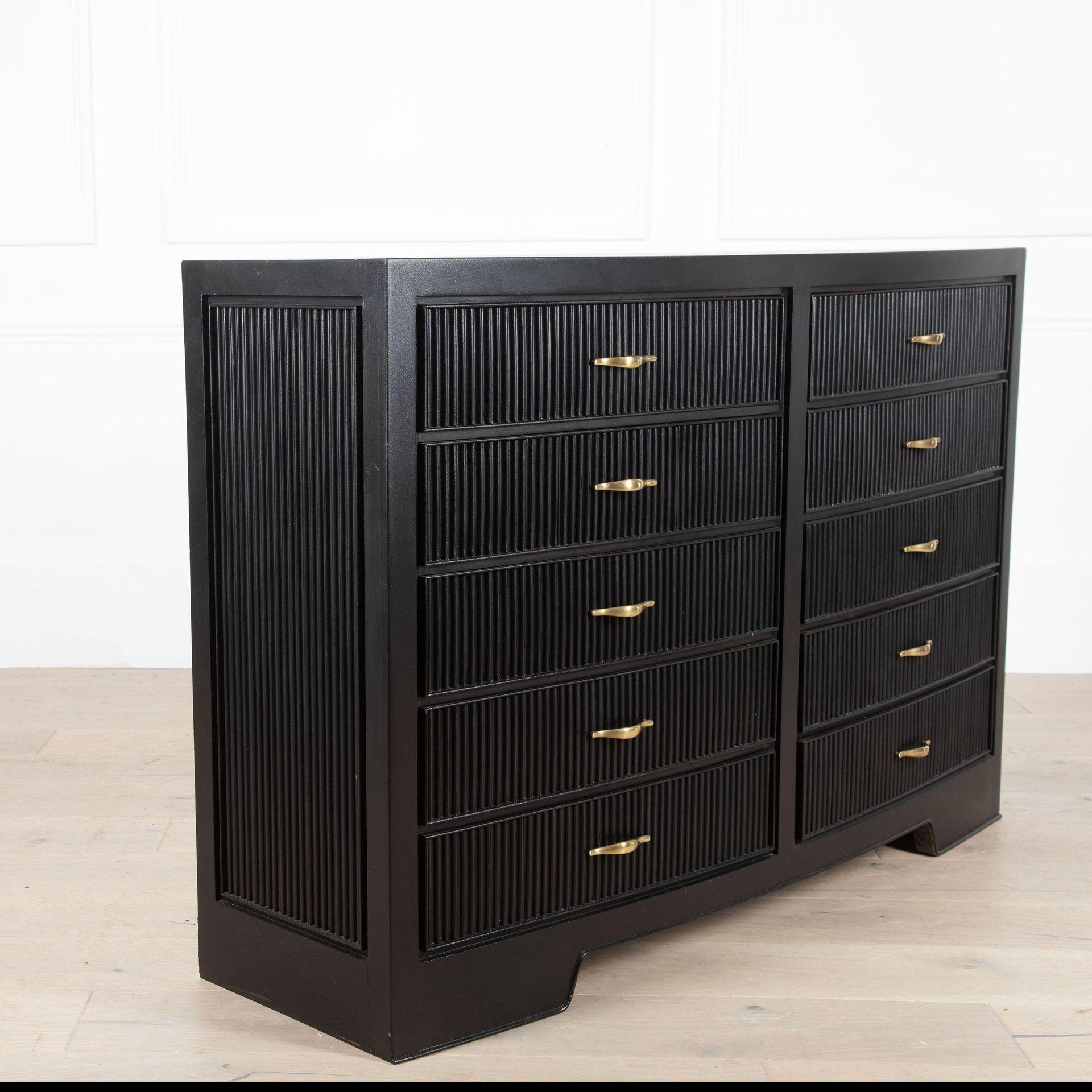 Französische Art Deco Kommode des 20. Jahrhunderts (Messing) im Angebot