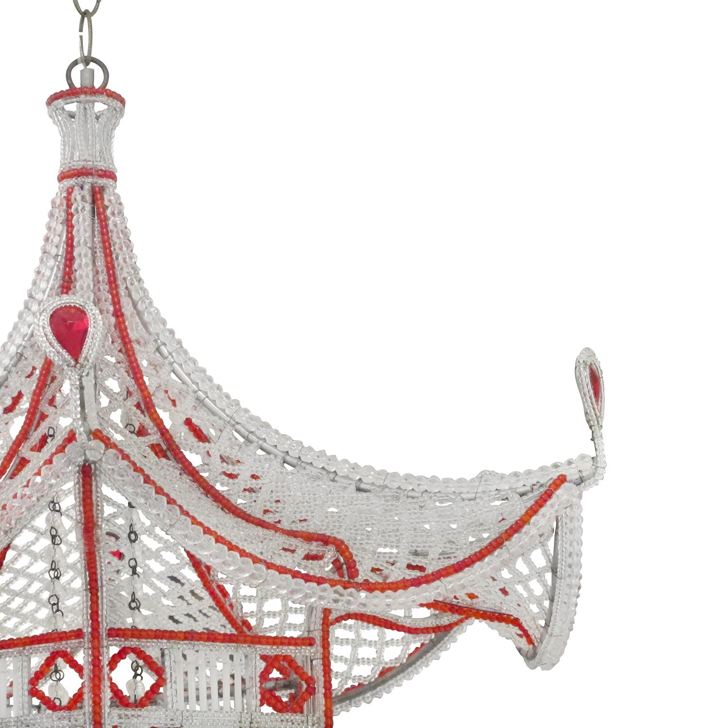 Lustre pagode coloré en cristal soufflé attribué à la Maison Baguès, en bon état. La suspension parisienne hexagonale détaillée est soutenue par une armature en métal chromé, particularisée par des pièces de verre prismatique suspendues rouges et