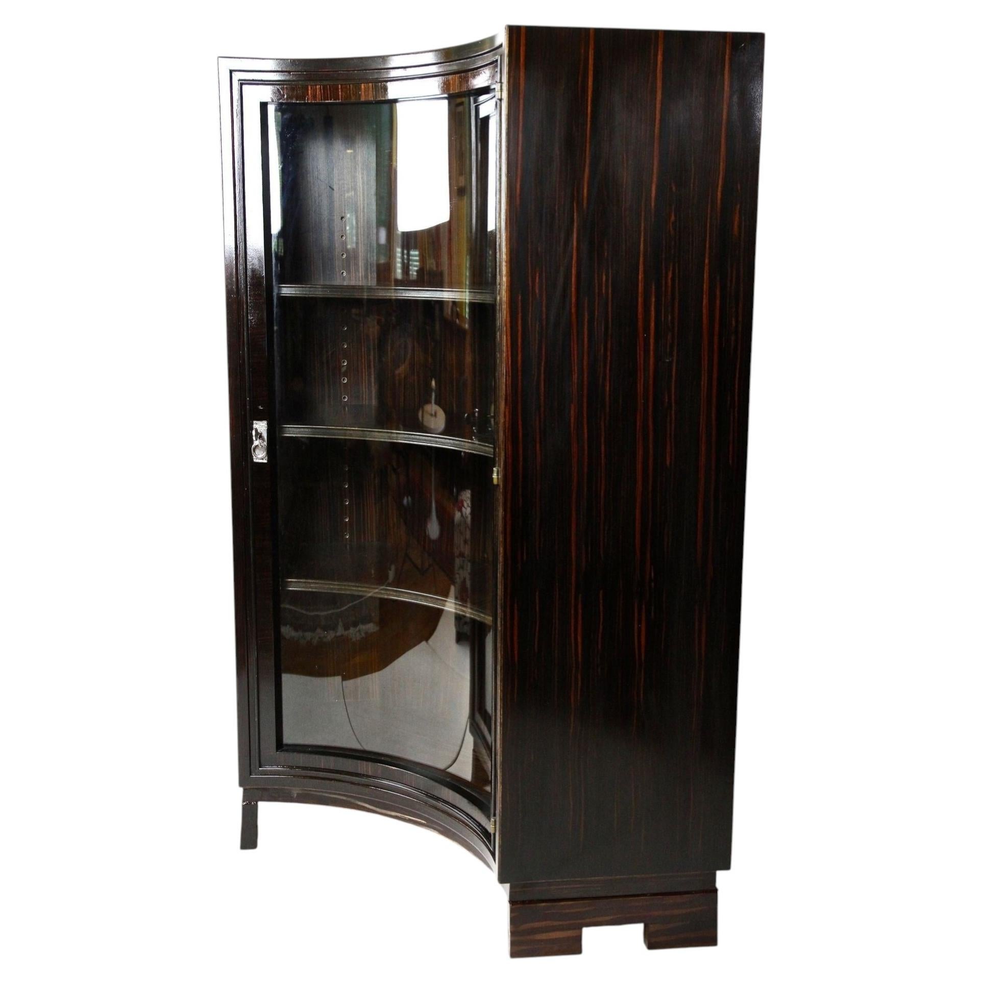 20th Century French Art Deco Curved Vitrine/ Corner Display Cabinet, FR ca. 1930 For Sale