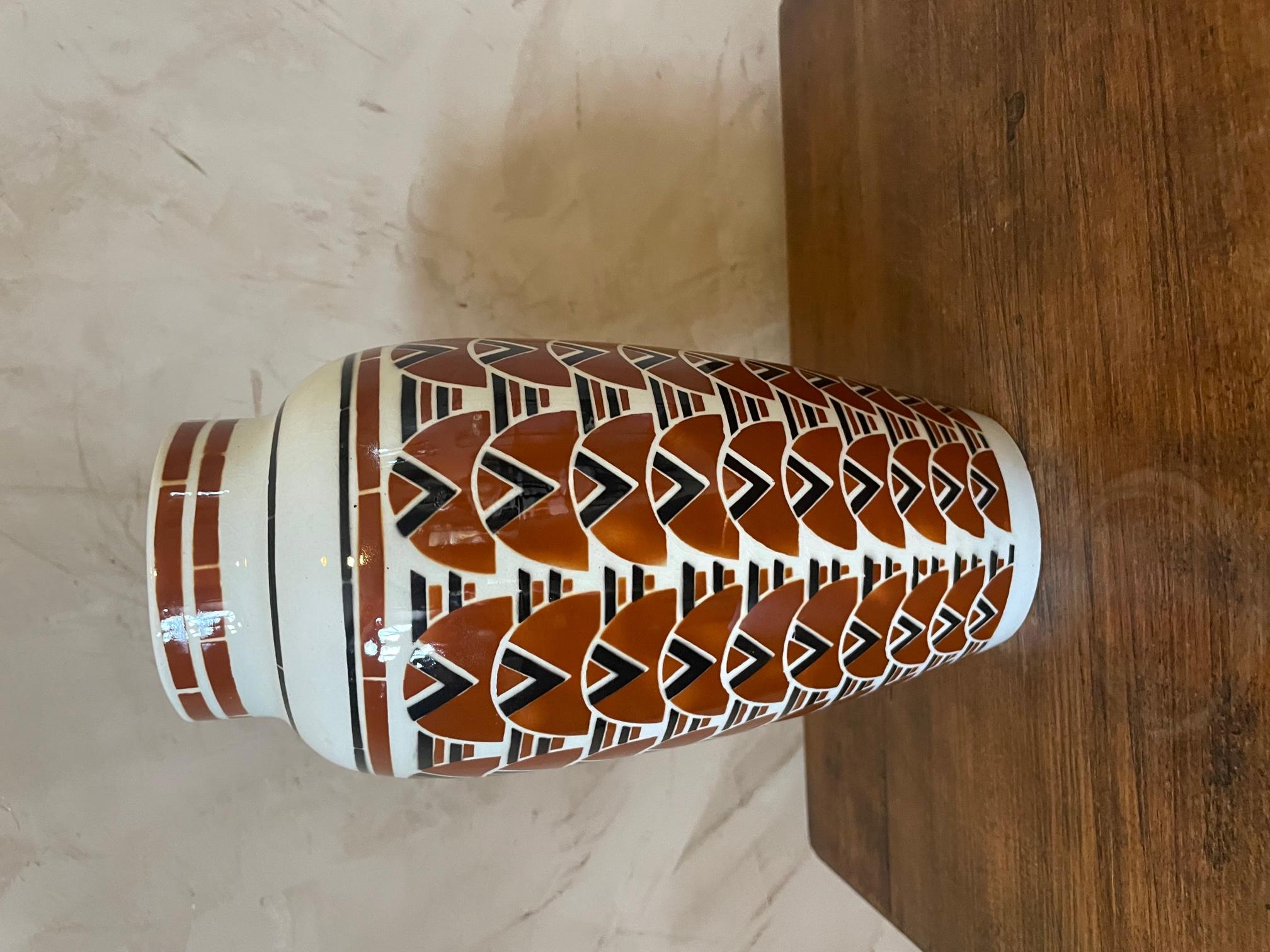 Beautiful art deco vase in Luneville earthenware signed Keller Guerin below. Pattern typical of the 1930s. Black and terracotta color.
Nice quality.