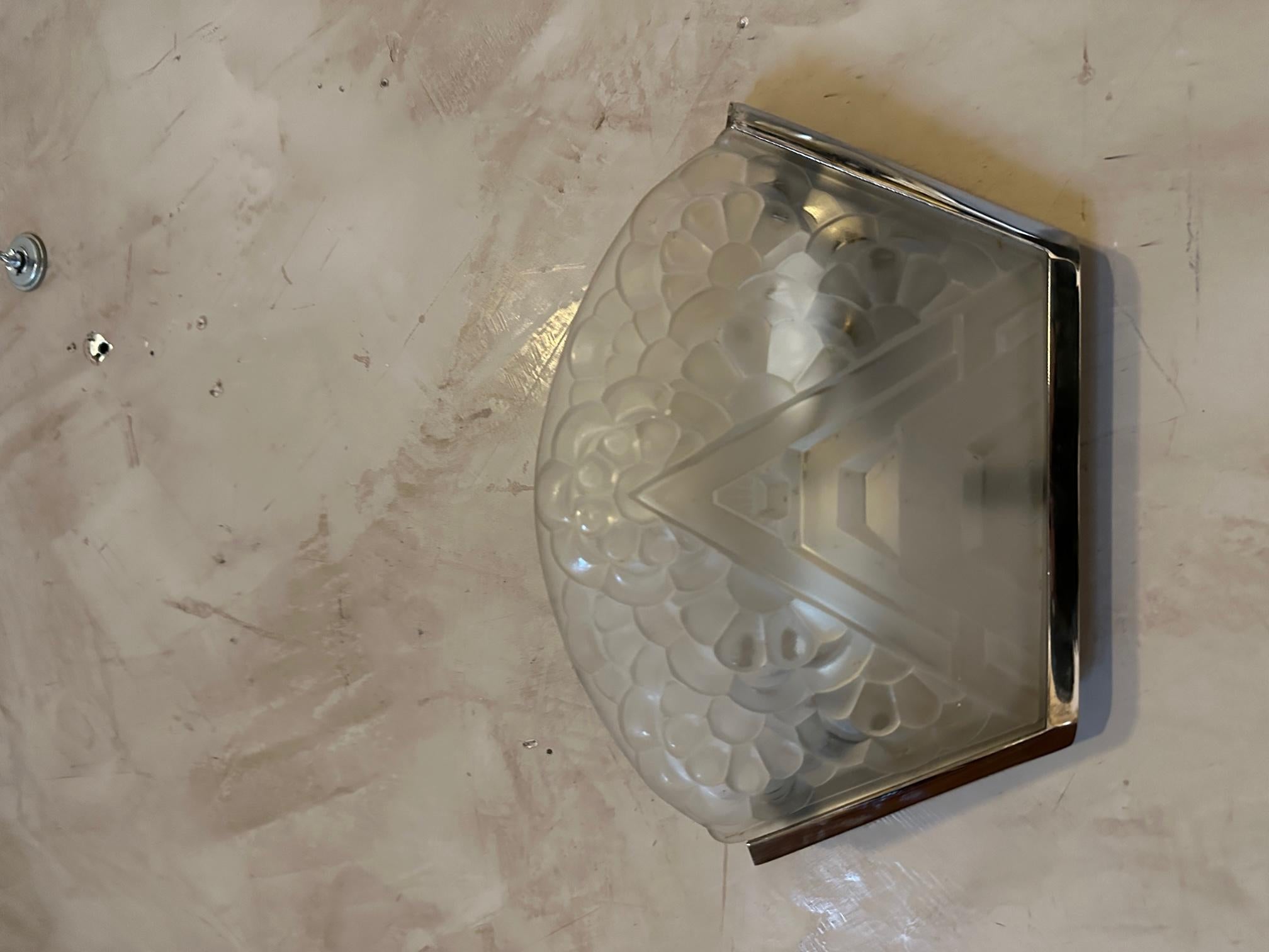 20th century French Art deco Engraved Glass and Metal Wall Light In Good Condition For Sale In LEGNY, FR