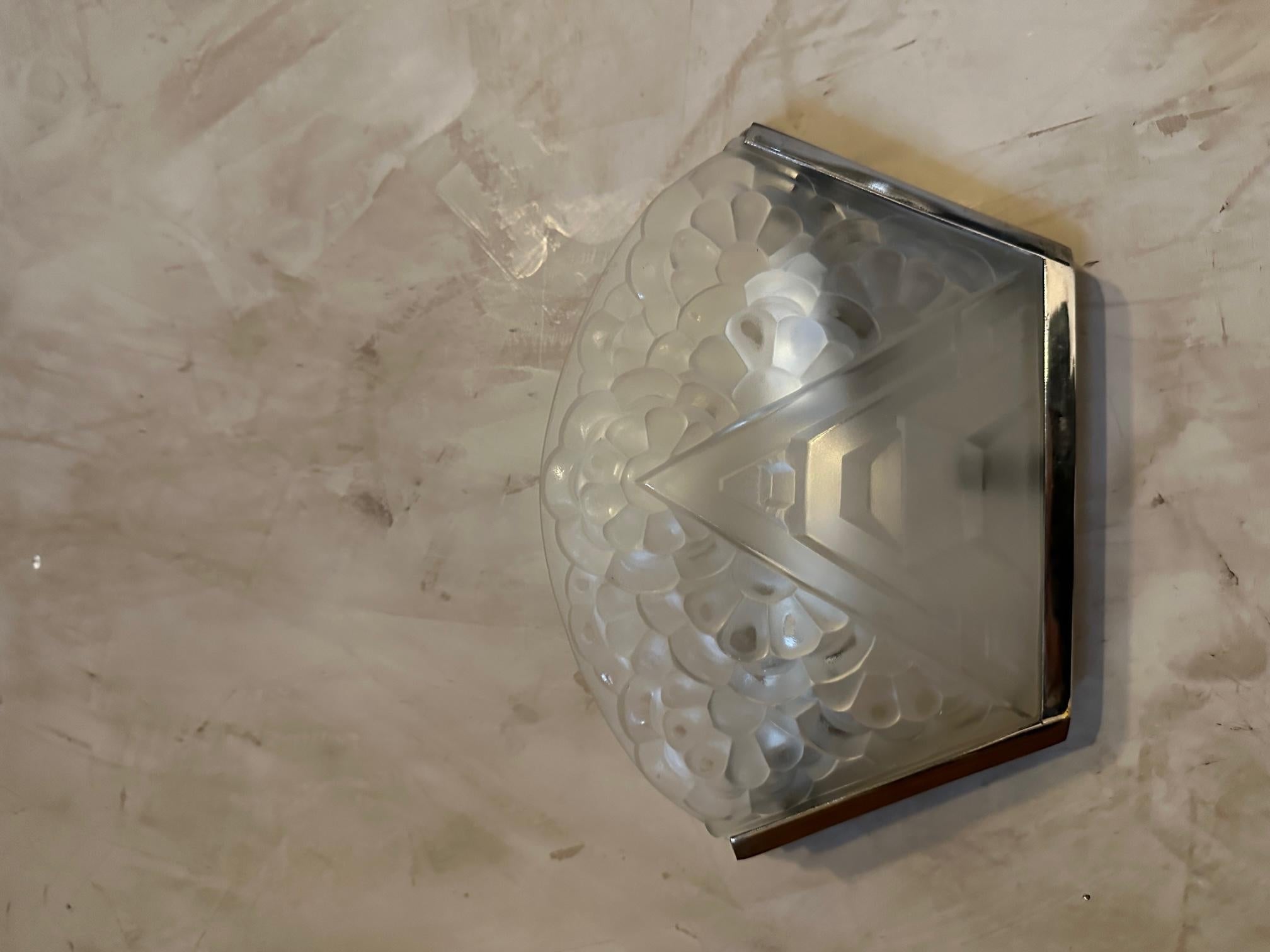 20th Century 20th century French Art deco Engraved Glass and Metal Wall Light For Sale