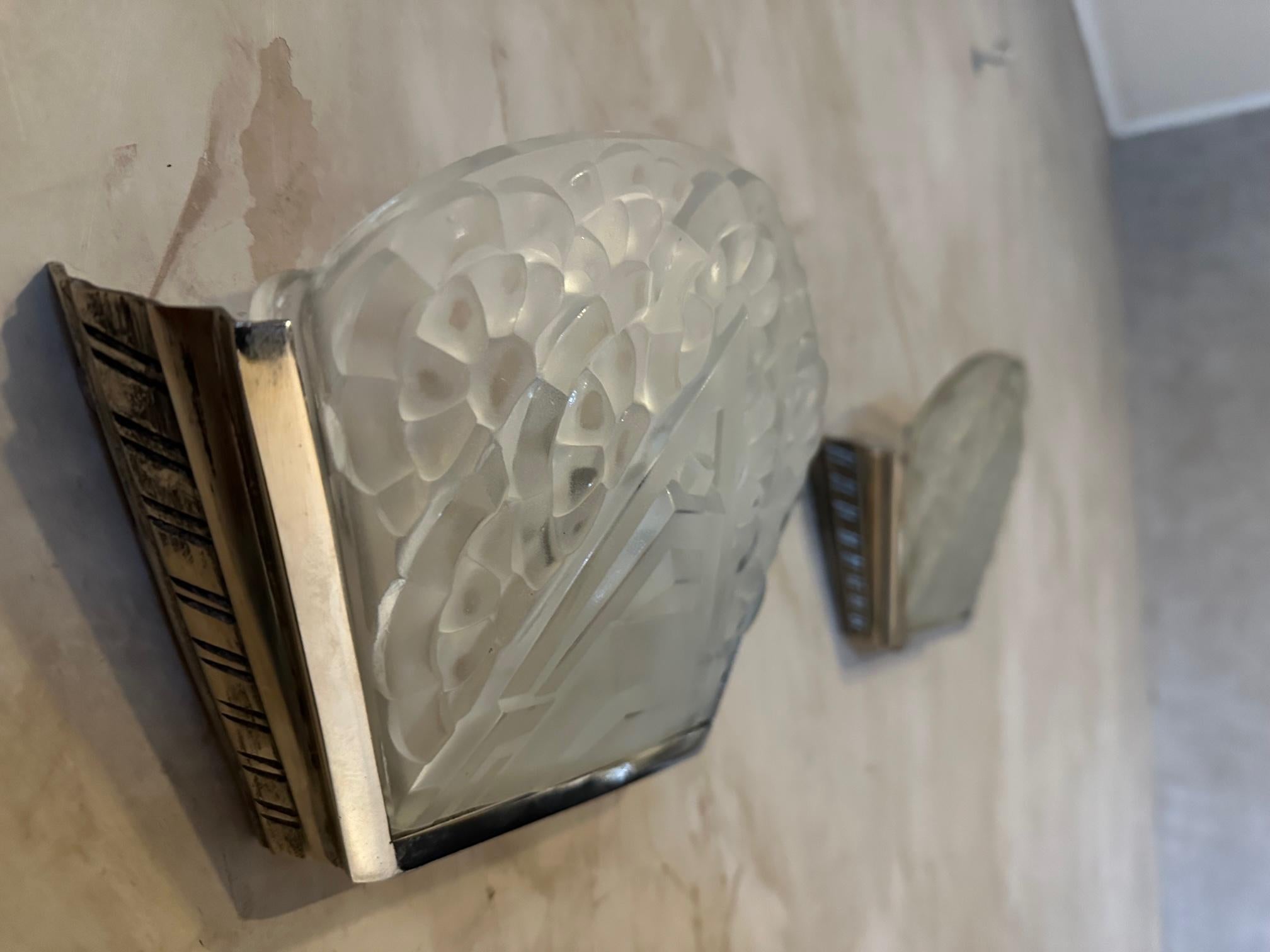 20th century French Art deco Engraved Glass and Metal Wall Light For Sale 1