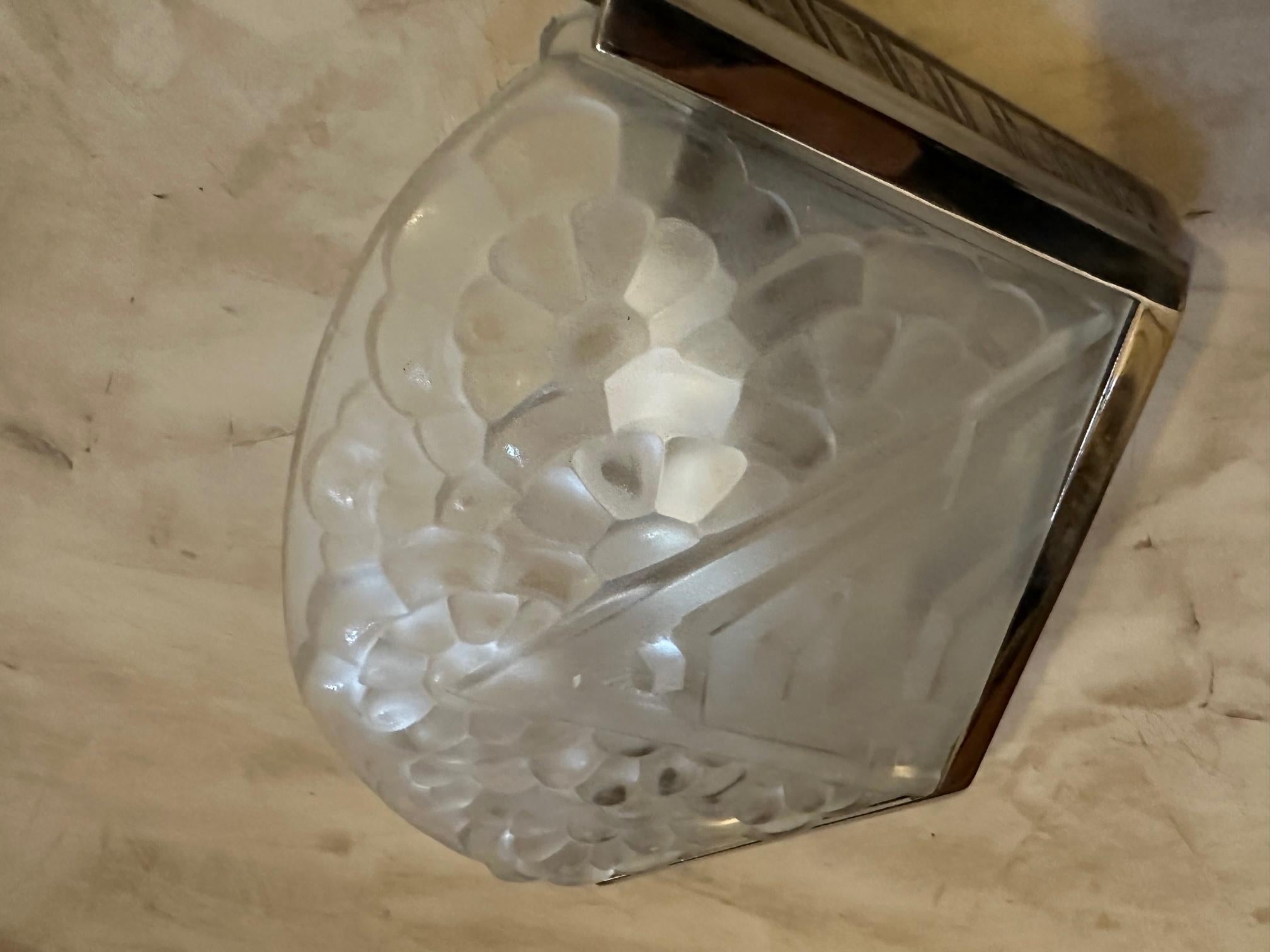 20th century French Art deco Engraved Glass and Metal Wall Light For Sale 3