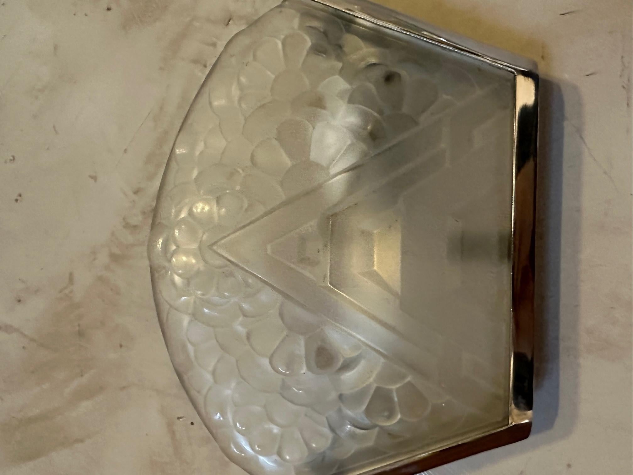 20th century French Art deco Engraved Glass and Metal Wall Light For Sale 4