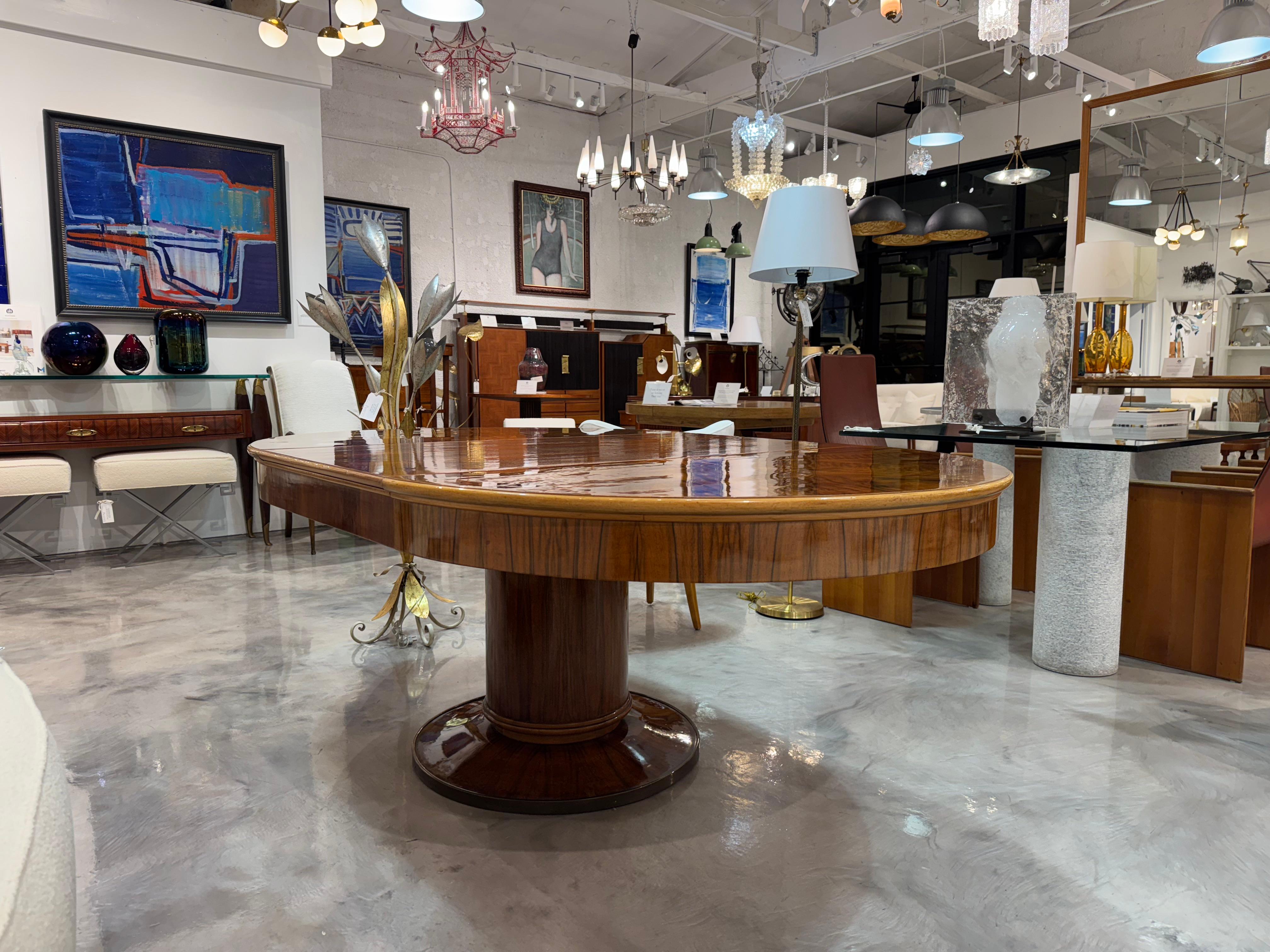 Table de salle à manger extensible en noyer du 20e siècle de style French Art Deco en vente 3