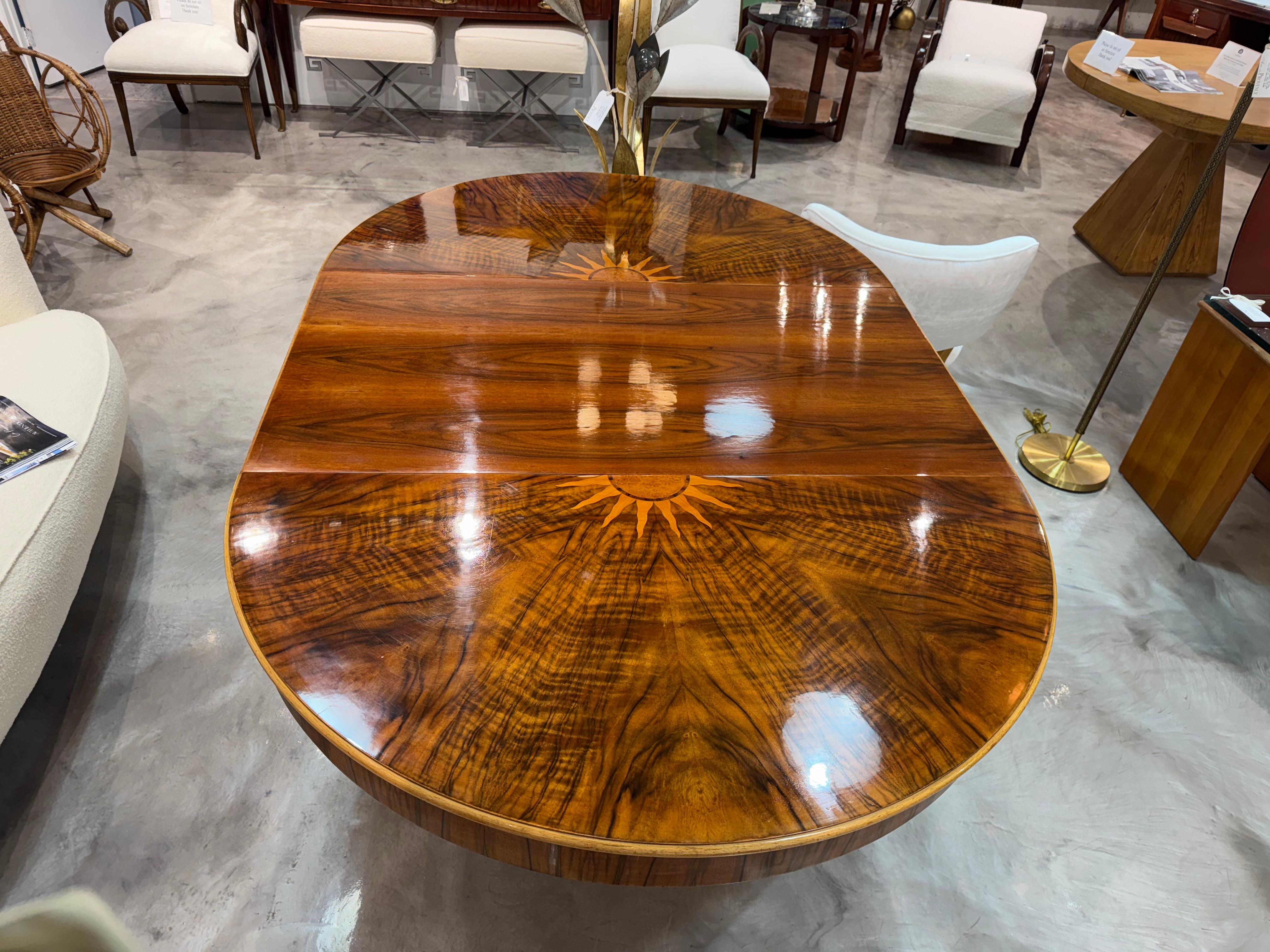 Table de salle à manger extensible en noyer du 20e siècle de style French Art Deco en vente 5