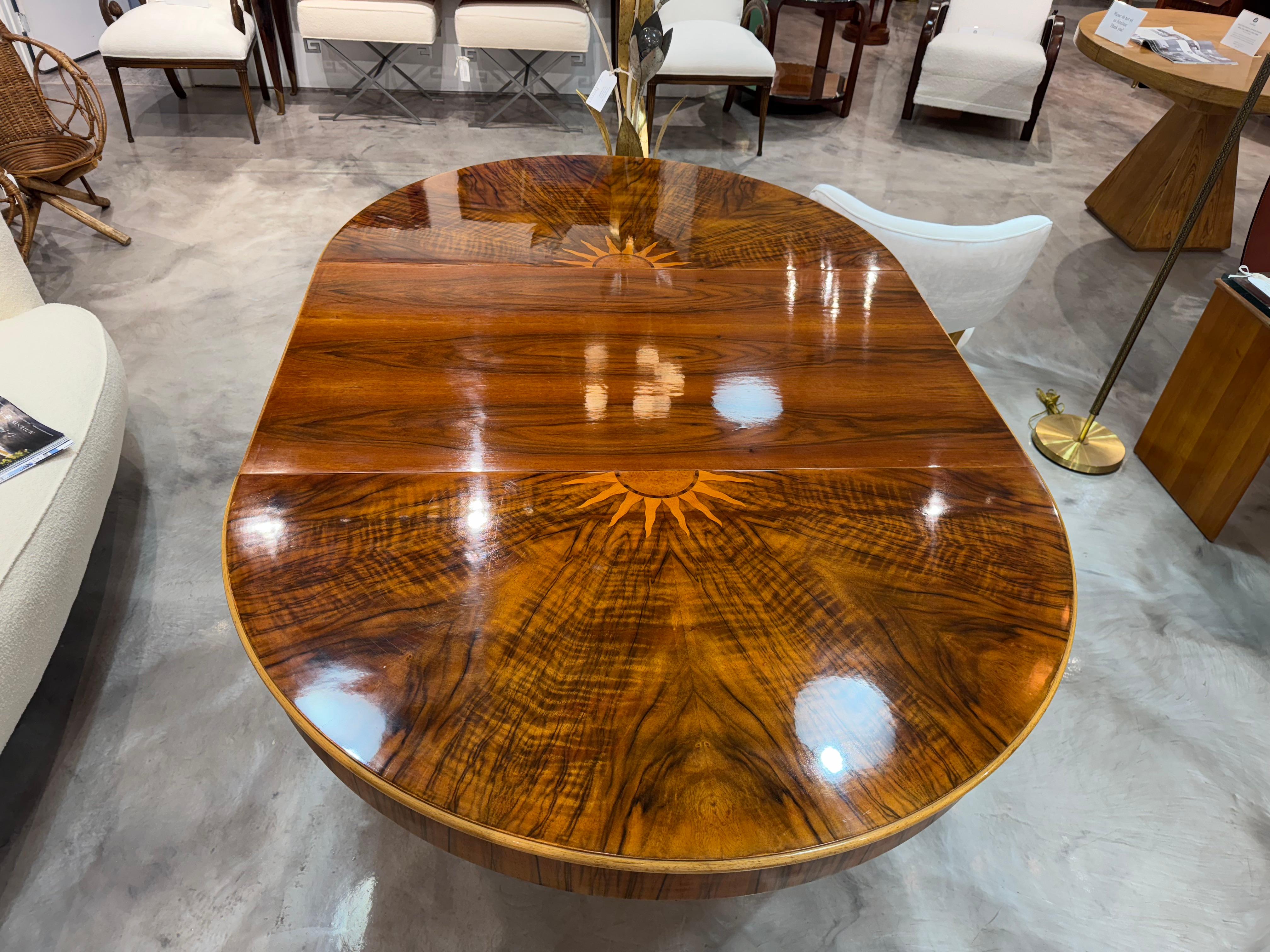 20ième siècle Table de salle à manger extensible en noyer du 20e siècle de style French Art Deco en vente