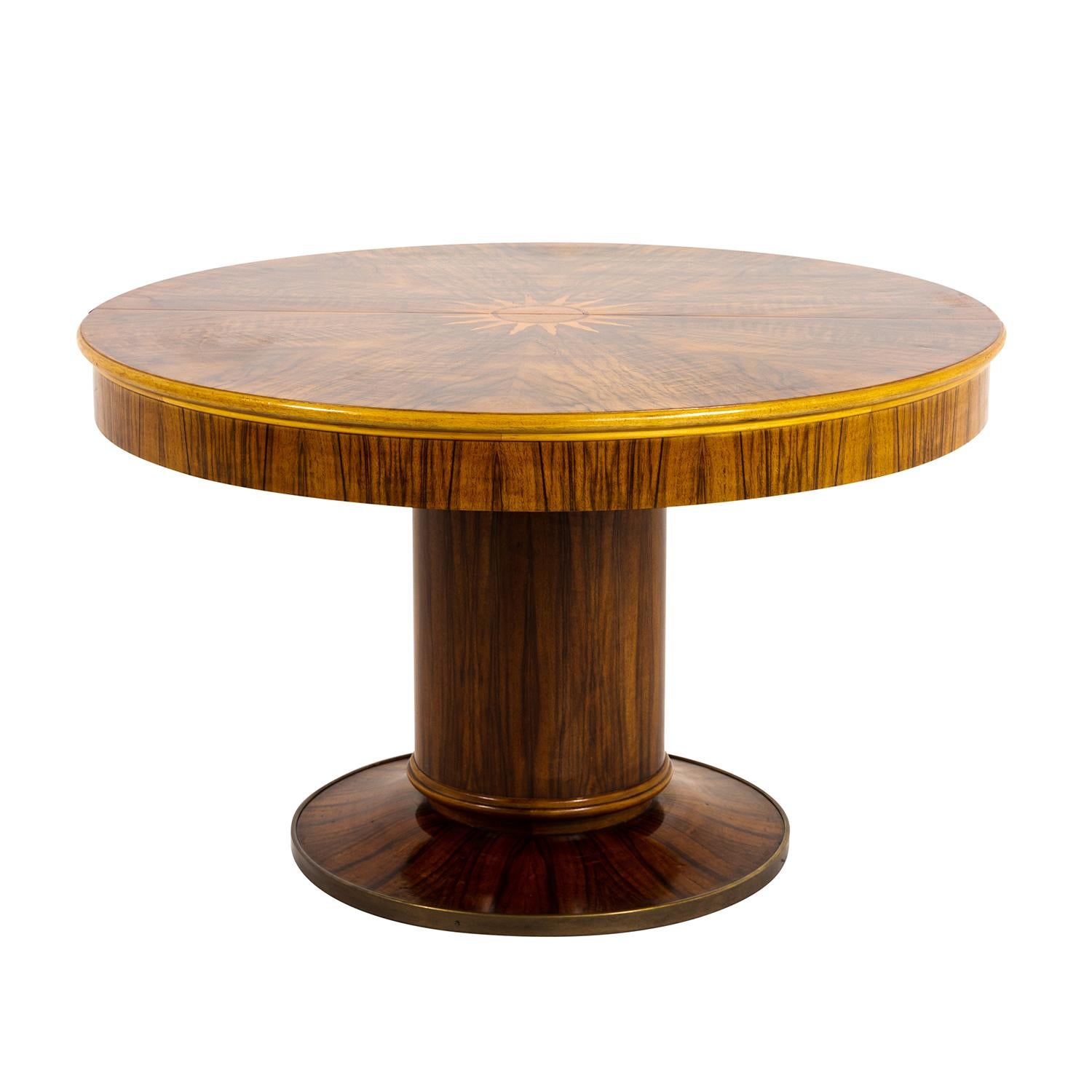 Table de salle à manger Art Deco française du début du 20e siècle, avec un abattant, en noyer partiellement plaqué et poli à la gomme laque, en bon état. La table de conférence coulissante parisienne est soutenue par un large pied rond, reposant sur
