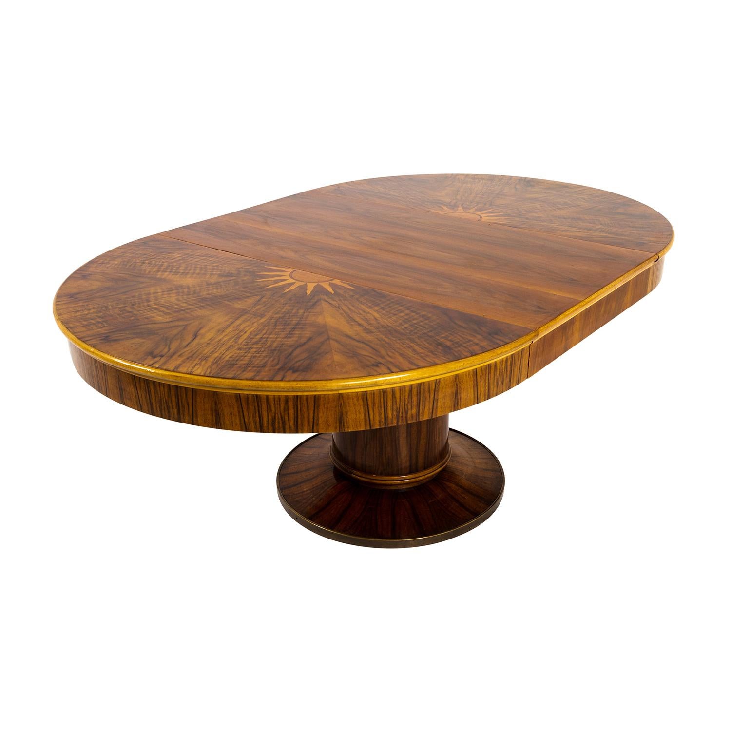 Français Table de salle à manger extensible en noyer du 20e siècle de style French Art Deco en vente