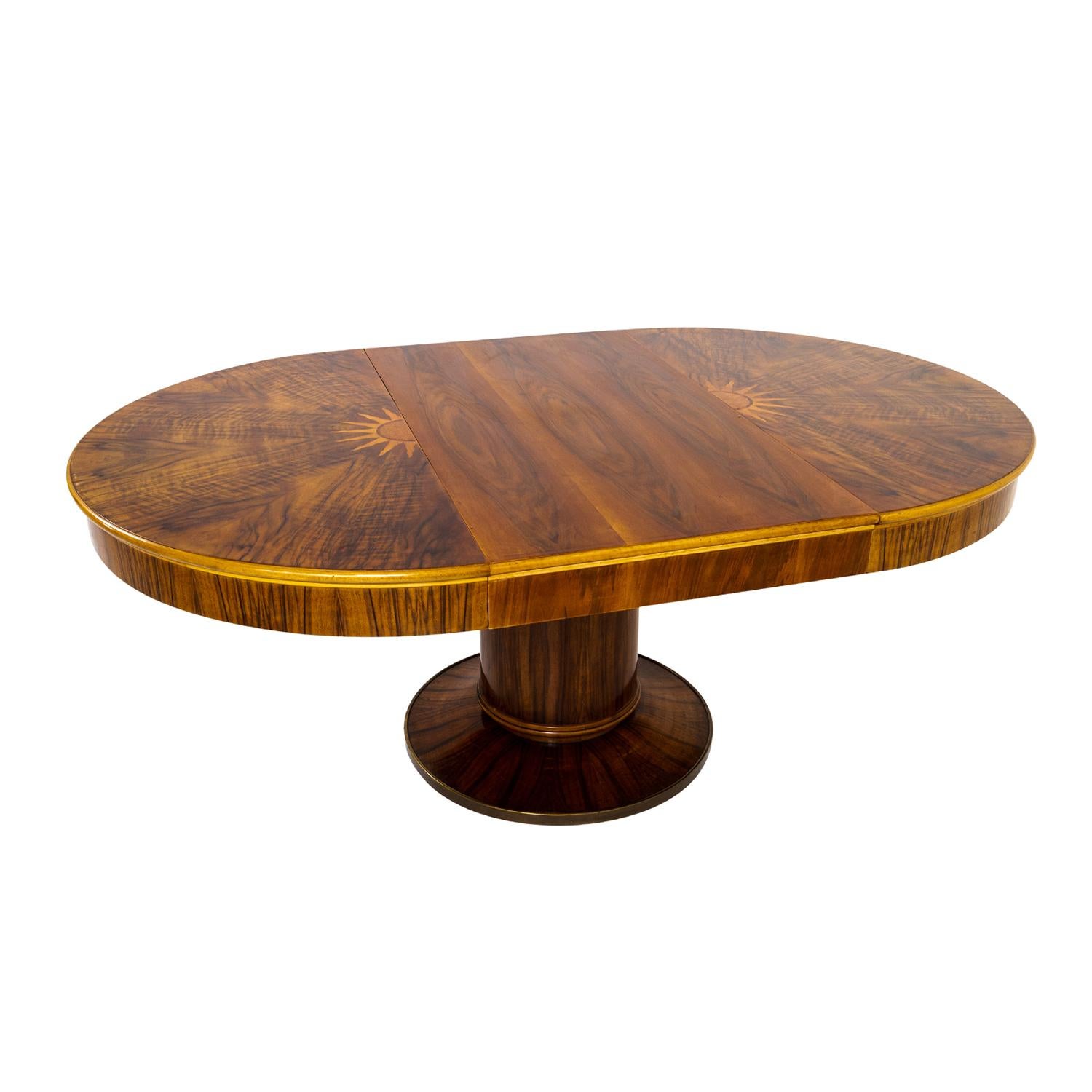 Sculpté à la main Table de salle à manger extensible en noyer du 20e siècle de style French Art Deco en vente